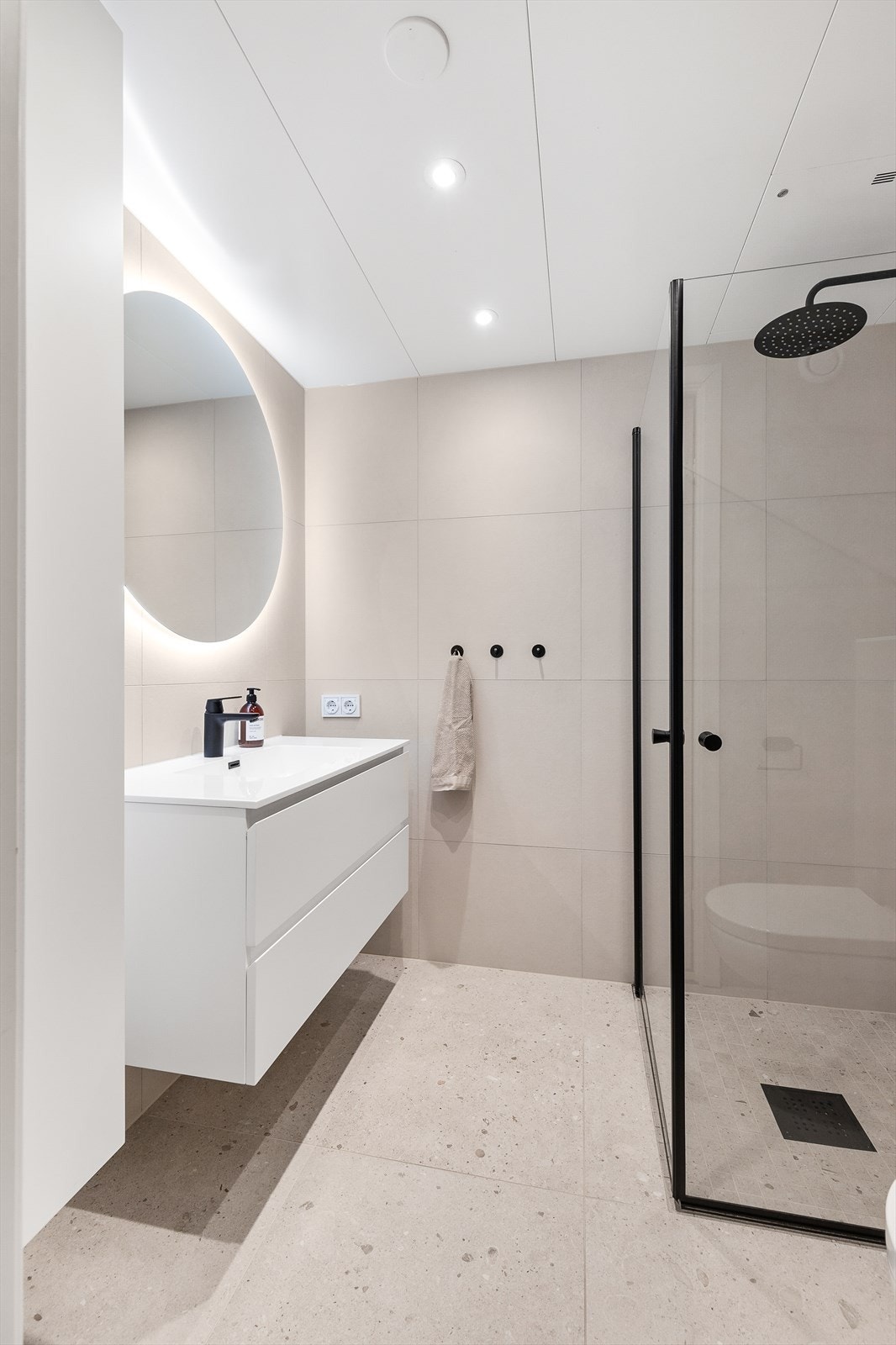 Servant nedfelt i innredning med overspeil med belysning. Galleribilde