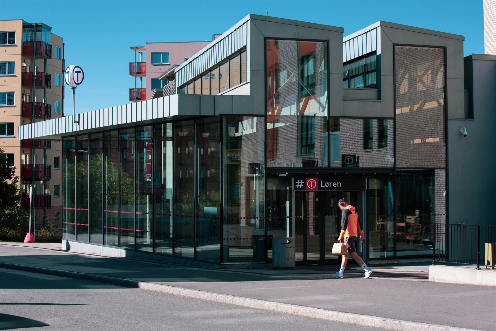 T-banestoppet Løren ligger kun 4 minutter gange unna boligen, og tar deg med linje 4 mot Bergkrystallen via Majorstuen, Nationaltheatret, Jernbanetorget og Helsfyr. Galleribilde