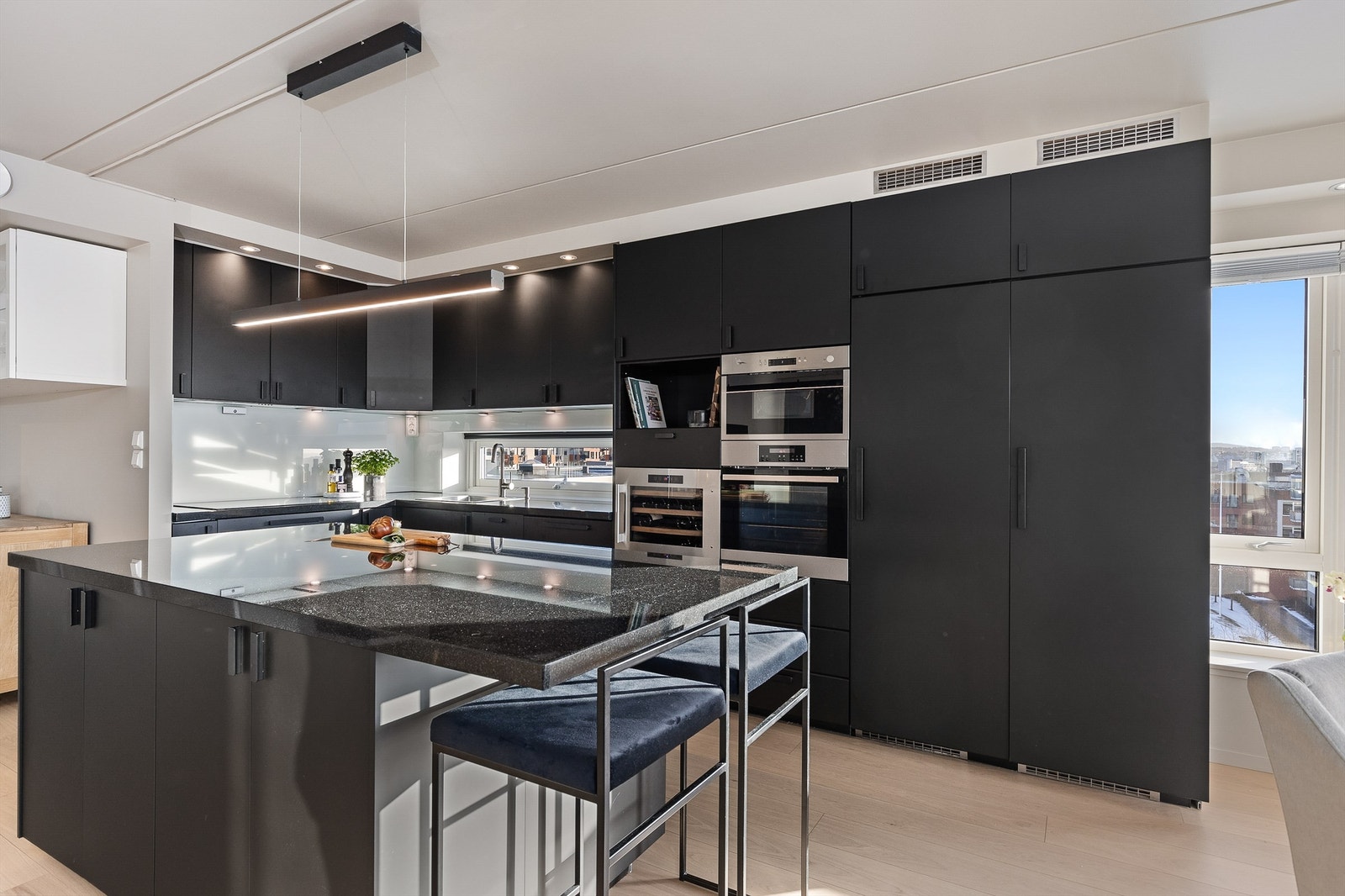 Det er rikelig med oppbevaringsplass i både skuffer og skap, også i en praktisk kjøkkenøy. Galleribilde