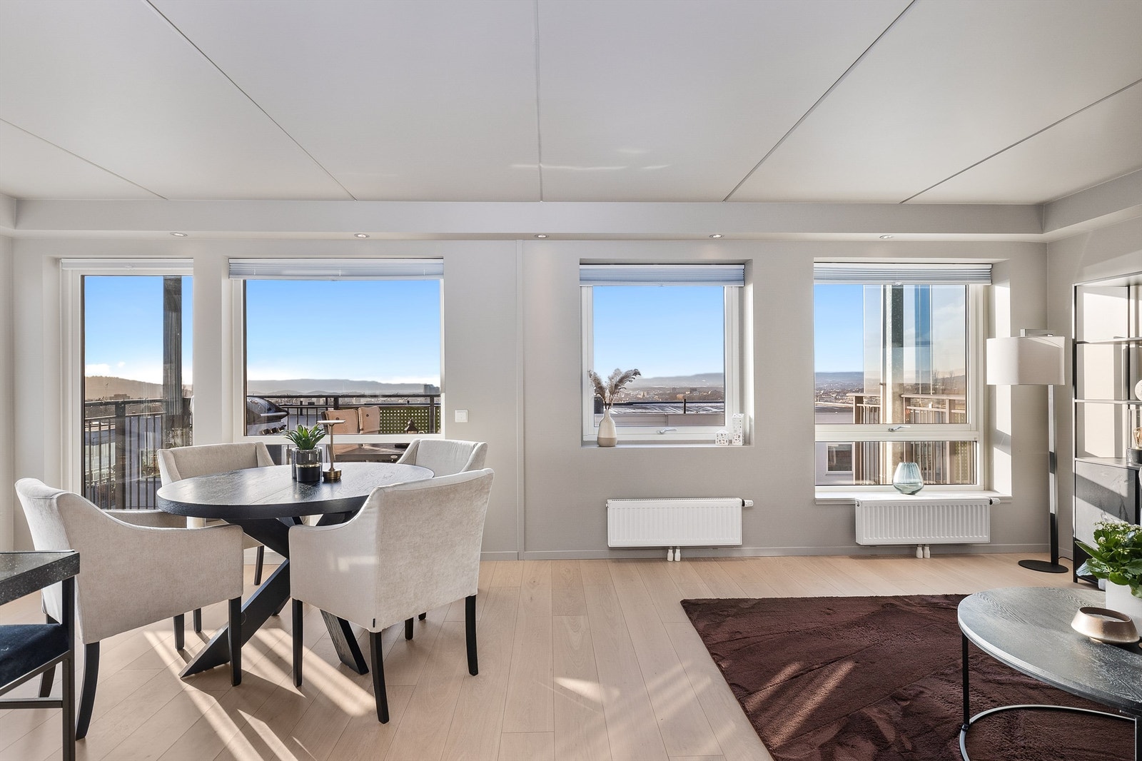 Den store plassen gir gode møbleringsmuligheter, med plass til å innrede med sofa, salongbord og TV-seksjon, og en romslig spisegruppe/ langbord om ønskelig. Galleribilde