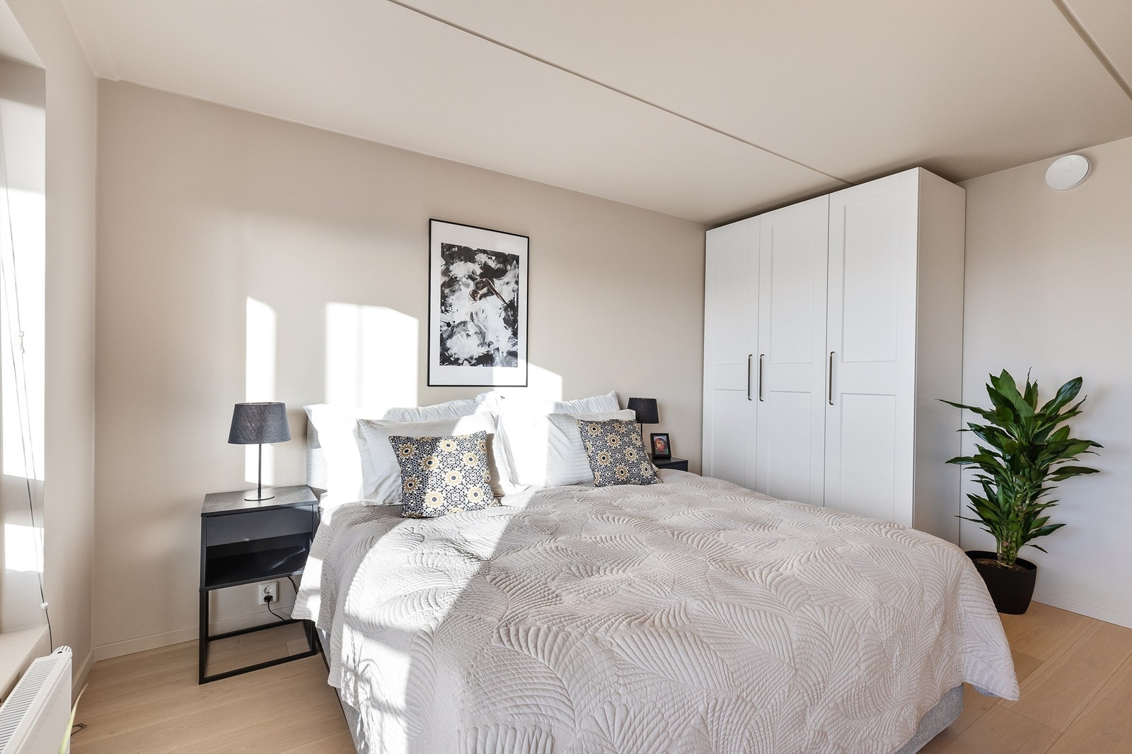 Soverommet har privat tilkomst til eget masterbad. Galleribilde