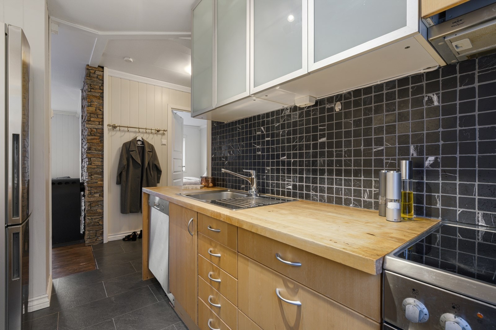 - Innredet med glatte fronter og benkeplate av heltre - Galleribilde