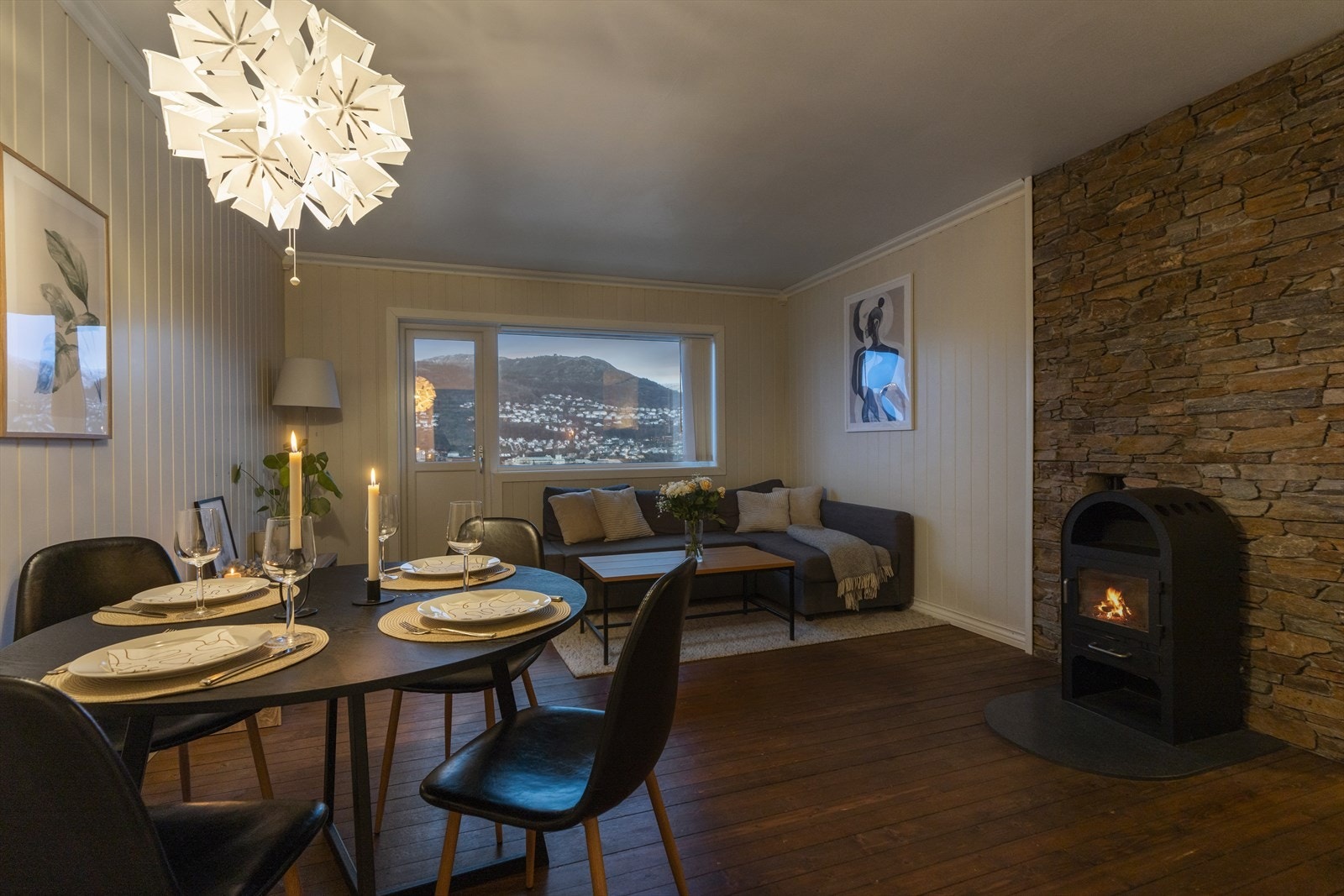 - En koselig 3-roms med fantastisk utsikt, balkong og vedovn i stuen - Galleribilde