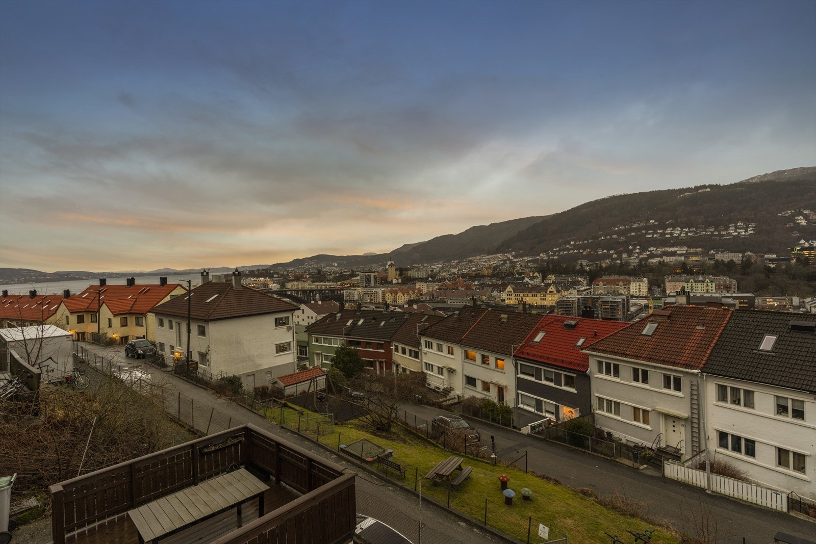 - Leiligheten har en attraktiv beliggenhet med kort vei til sentrumskjernen og Damsgård - Galleribilde