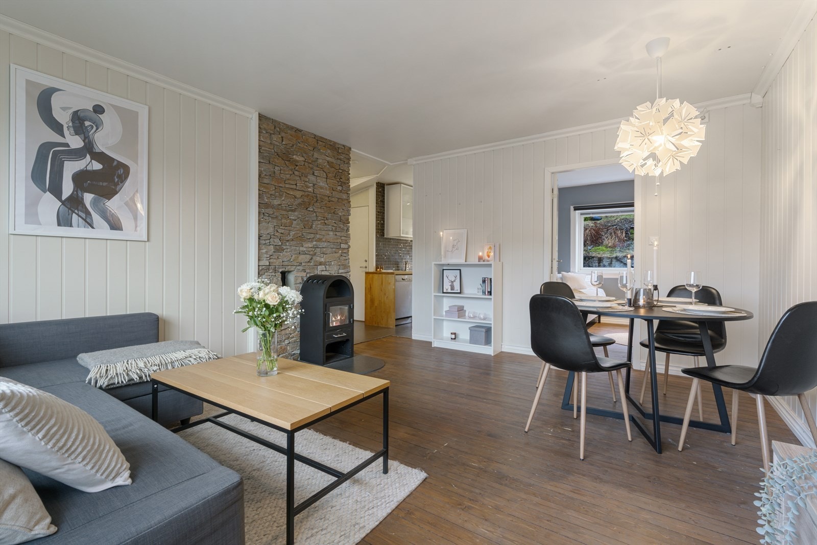 - Koselig vedovn i stuen som gir leiligheten en varm og lun atmosfære - Galleribilde