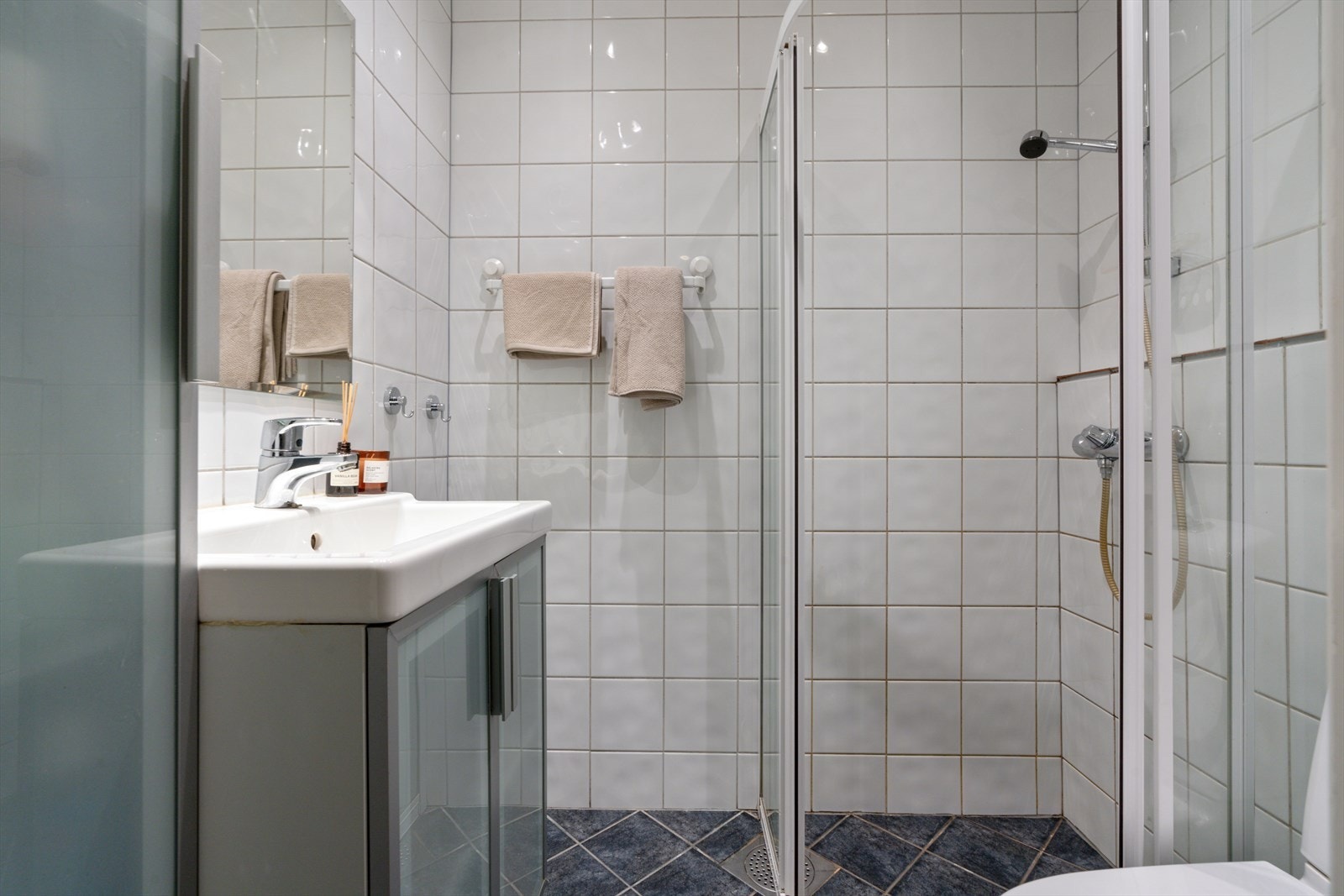 - Lyst og helfliset bad på 2,5 m² - Galleribilde