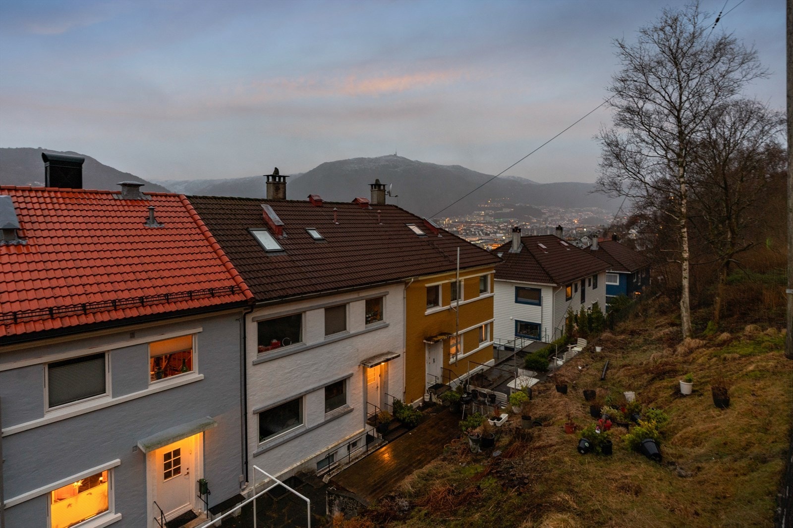 - På baksiden er det en felles terrasse, hvor selger opplyser om at solen går ned rundt kl. 22, midtsommers - Galleribilde