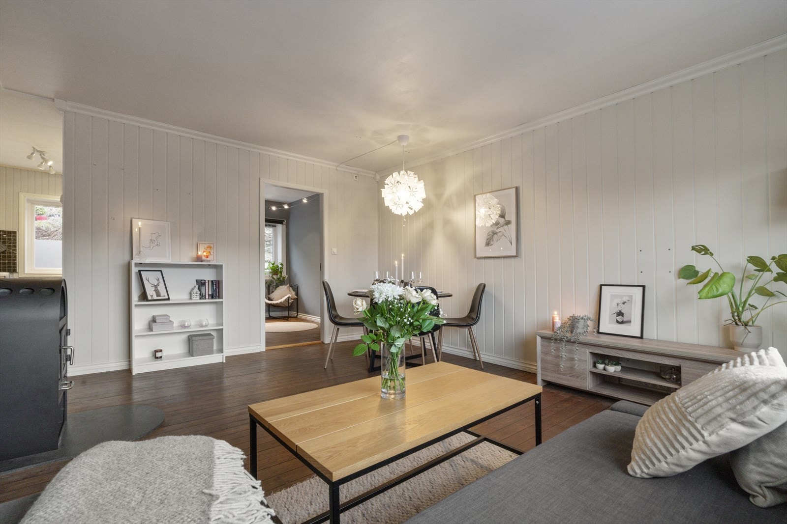 - Det er ingen fastsatte felleskostnader i sameiet, men byggforsikring fordeles mellom de 3 seksjonene. I 2024 lå kostnaden på 12 219 kr - Galleribilde