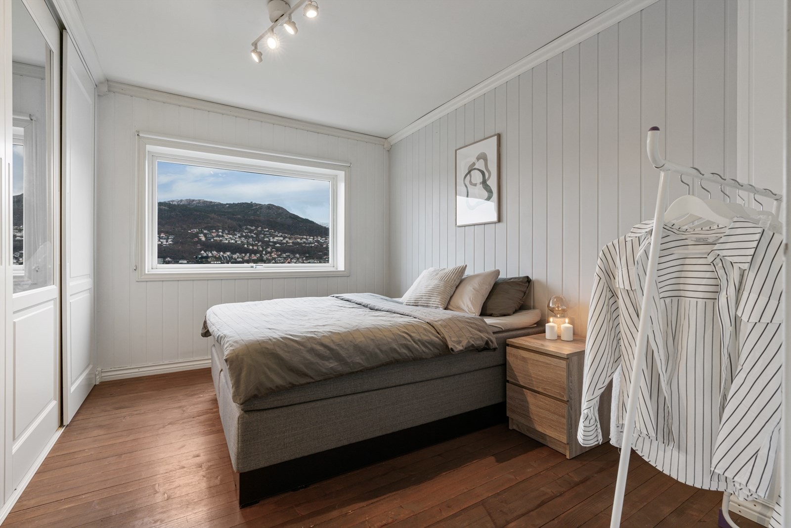 - Fra soverommet kan du også nyte den flotte utsikten - Galleribilde