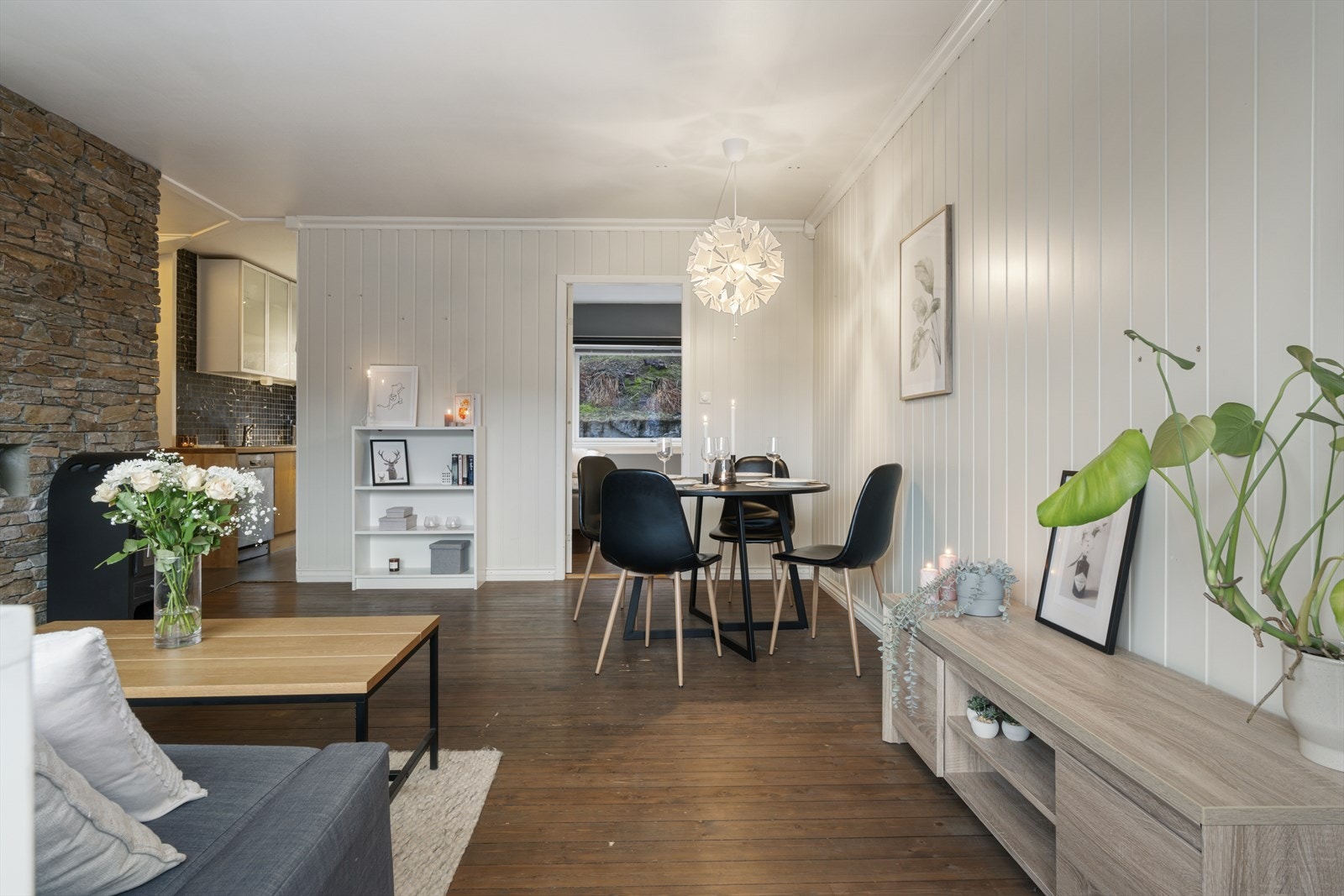 - Stuen er av god størrelse og måler 18,8 m² - Galleribilde