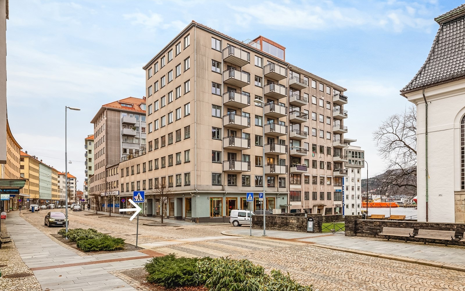 - Strandgaten strekker seg fra sentrumskjernen ut til Nordnesparken, og er nylig renovert med ny brostein, sykkelvei og fin beplantning - Galleribilde