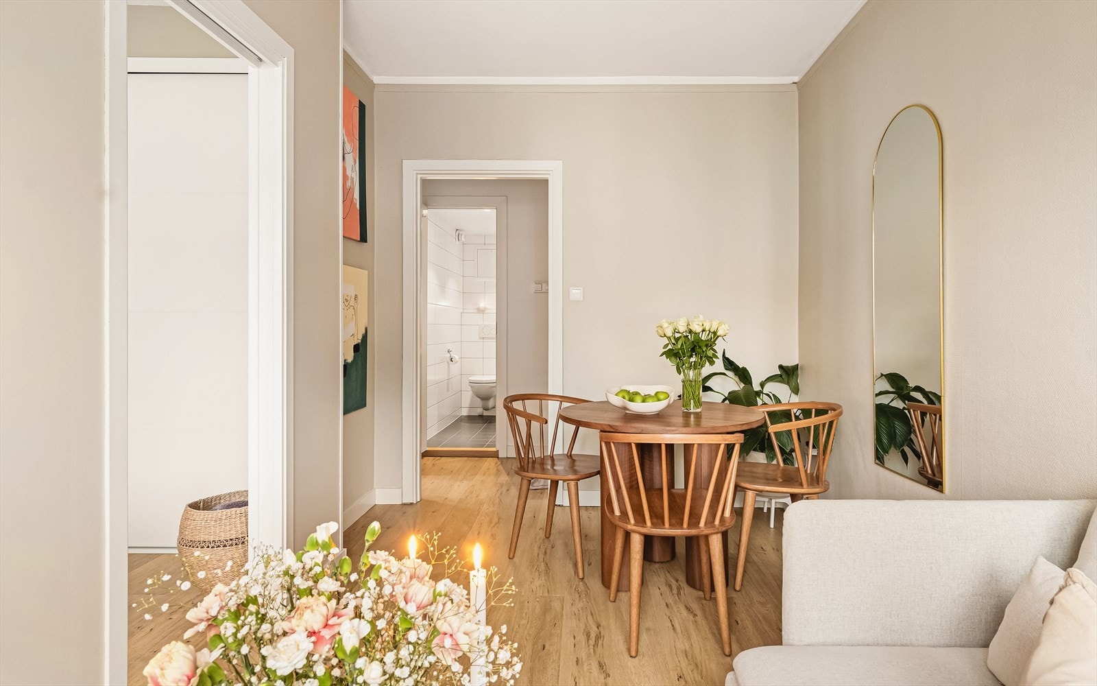 - I stuen er det god plass til å møblere med både sofagruppe og spisebord - Galleribilde