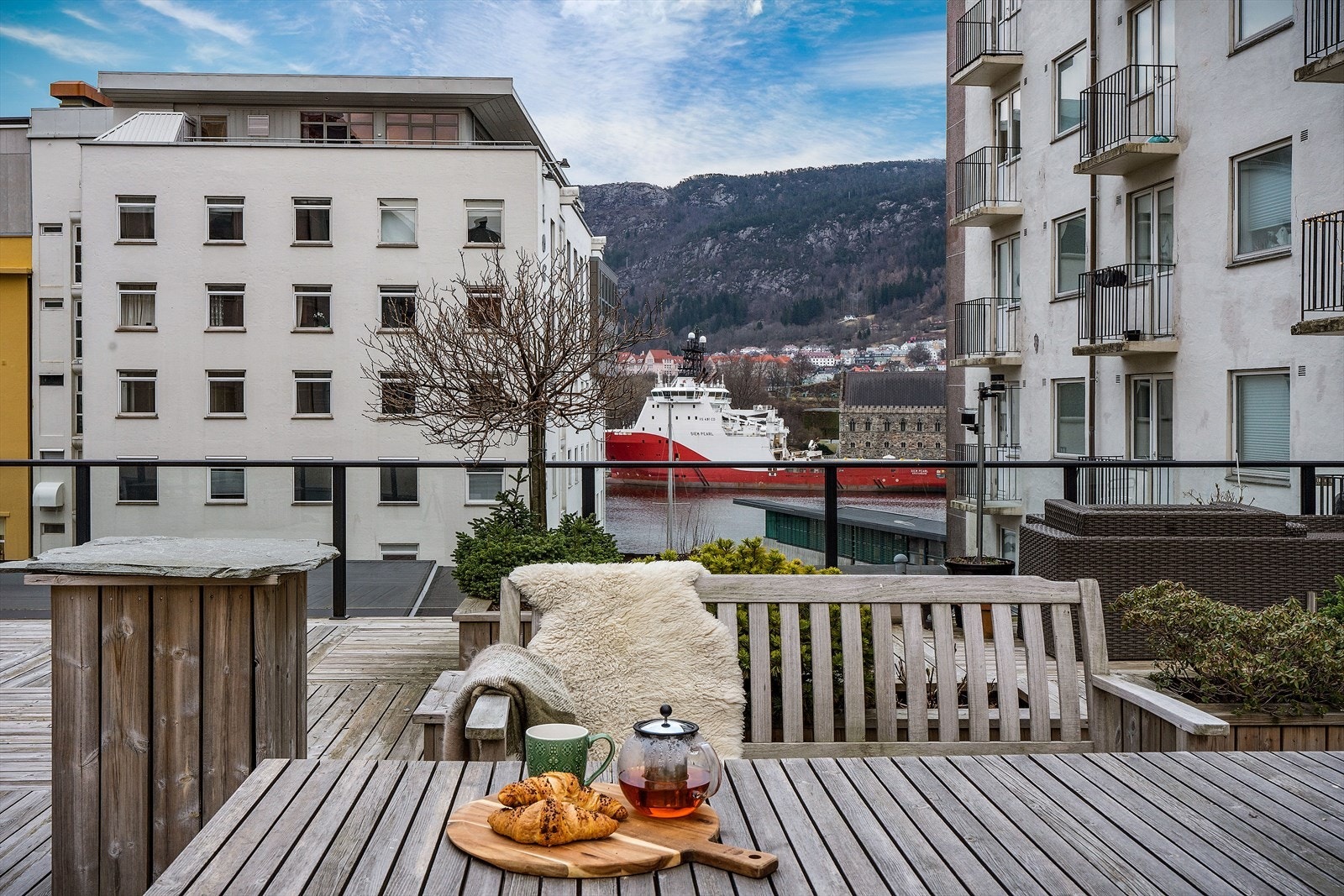 - På takterrassen er det flere sittegrupper hvor man kan nyte de fine dagene Bergen har å by på - Galleribilde