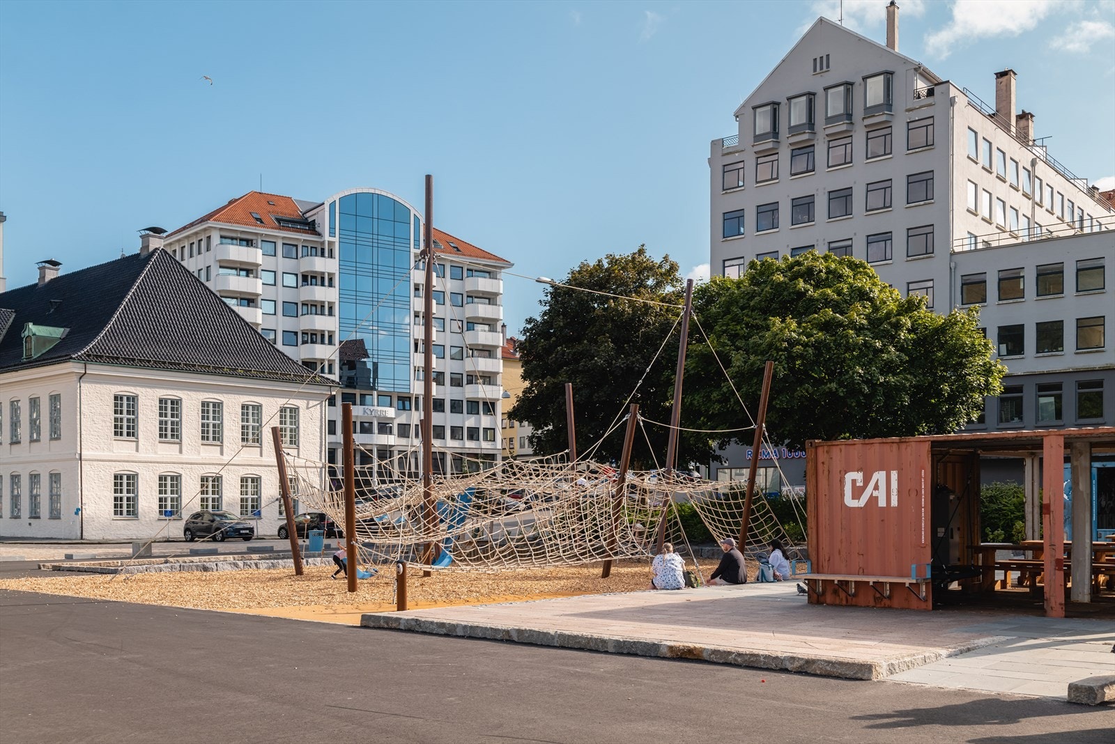 - Like ved leiligheten er det en flott lekeplass til glede for de minste - Galleribilde