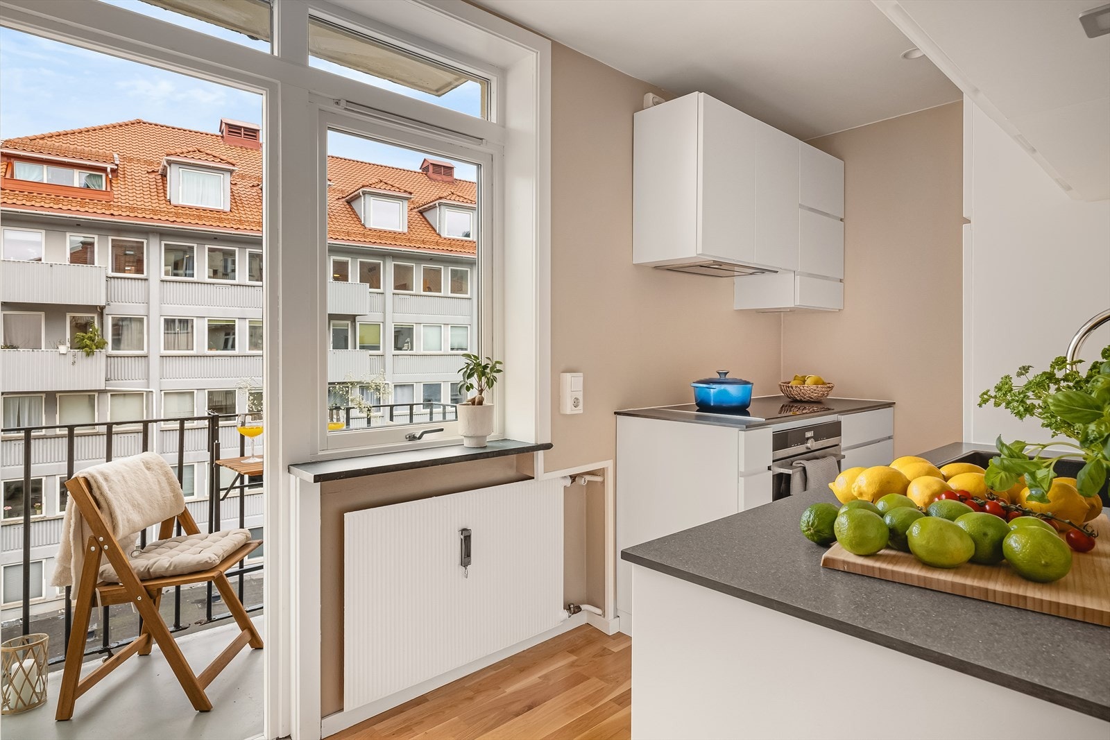 - Lekkert kjøkken med helintegrerte hvitevarer til glede for ny eier! - Galleribilde
