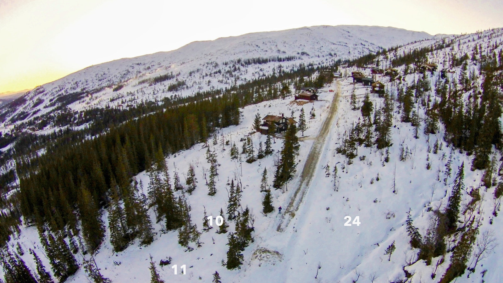 Her ser vi mot sør og tomtene øverst i Bjørgåa og Saulivegen Galleribilde