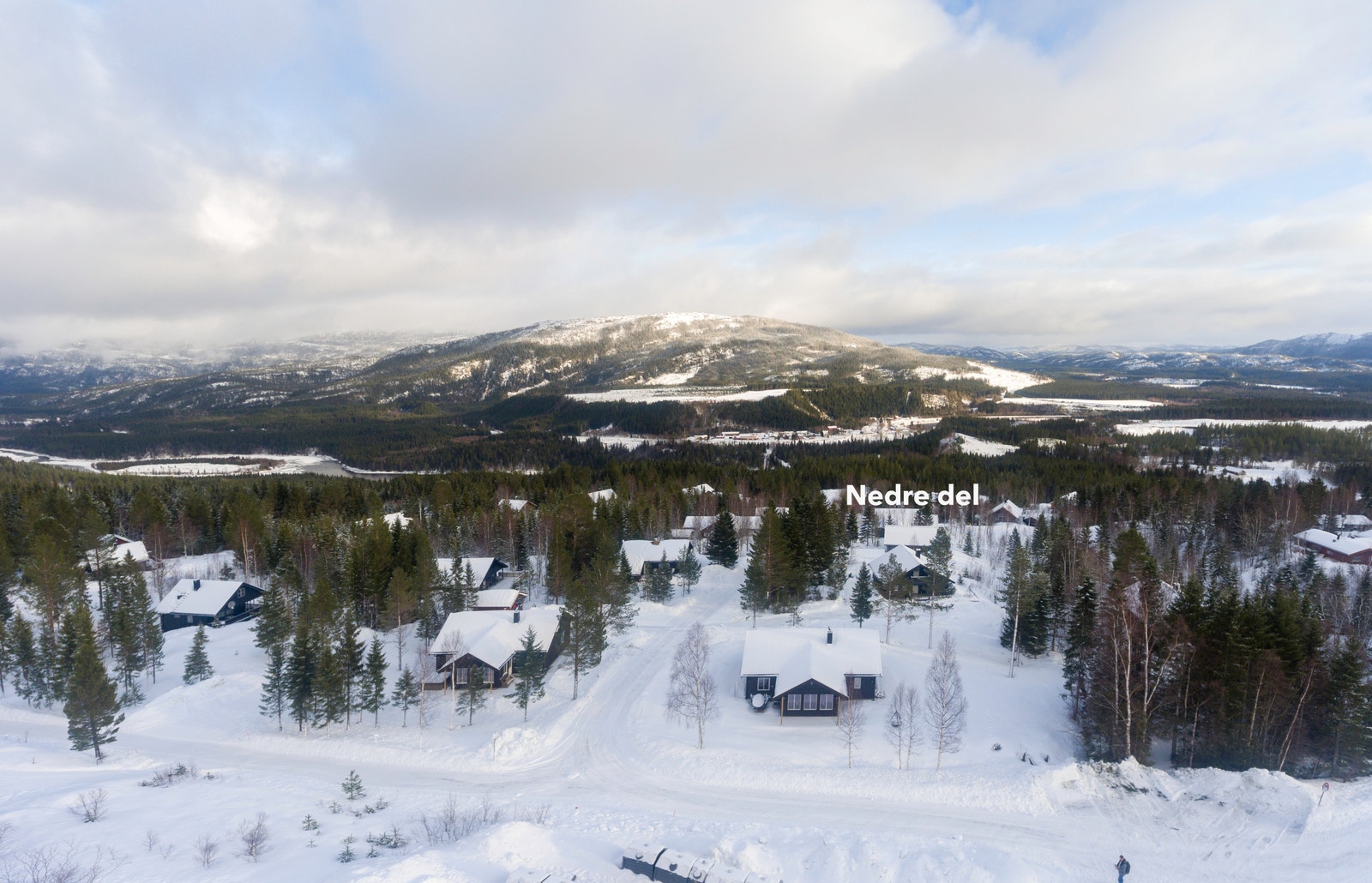 Utsikt med Familieheisen i ryggen mot øst og nedre del av Bjørgan Galleribilde