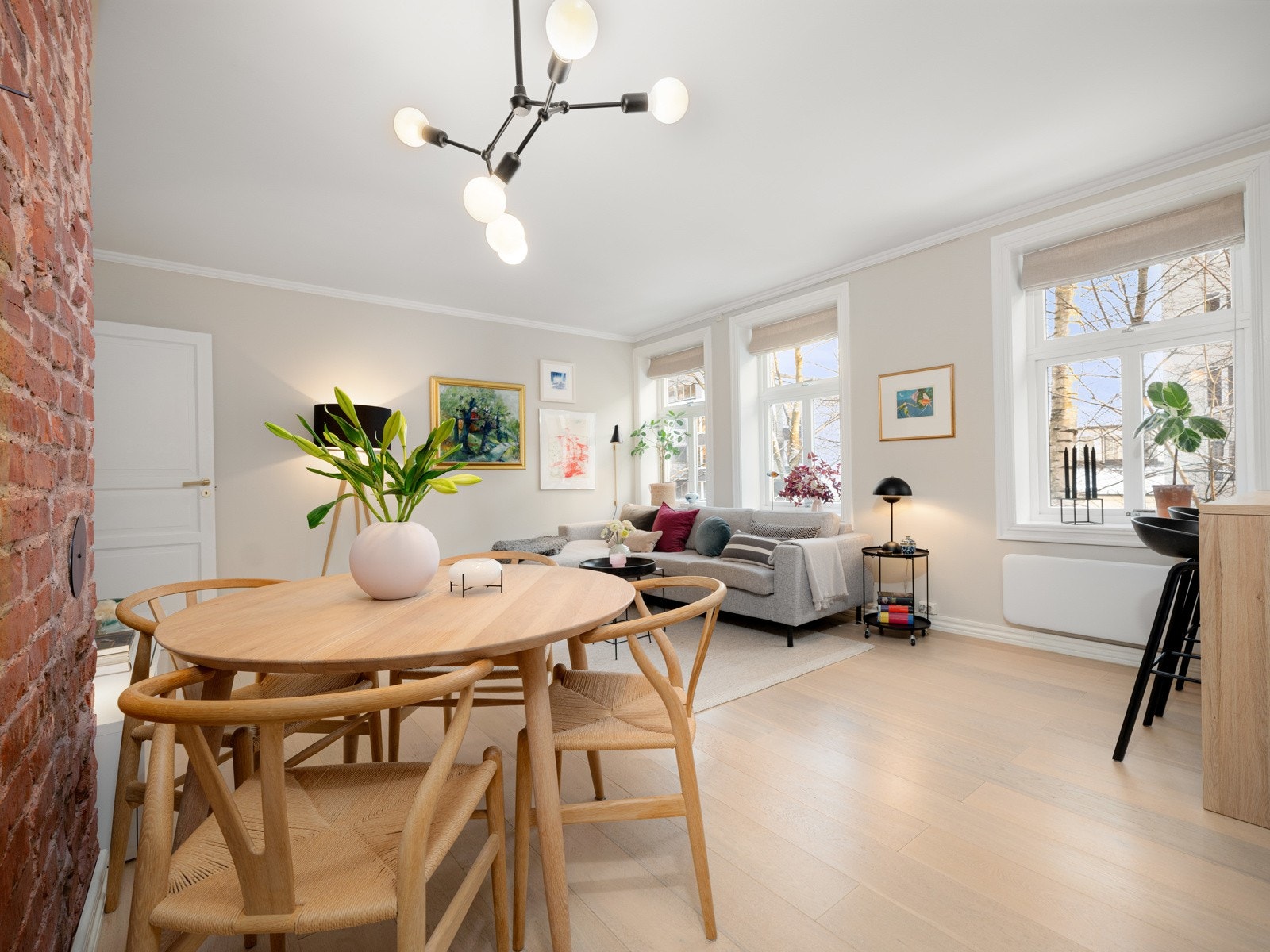 Enstavs eikeparkett på gulv er gjennomgående i hele leiligheten. Galleribilde