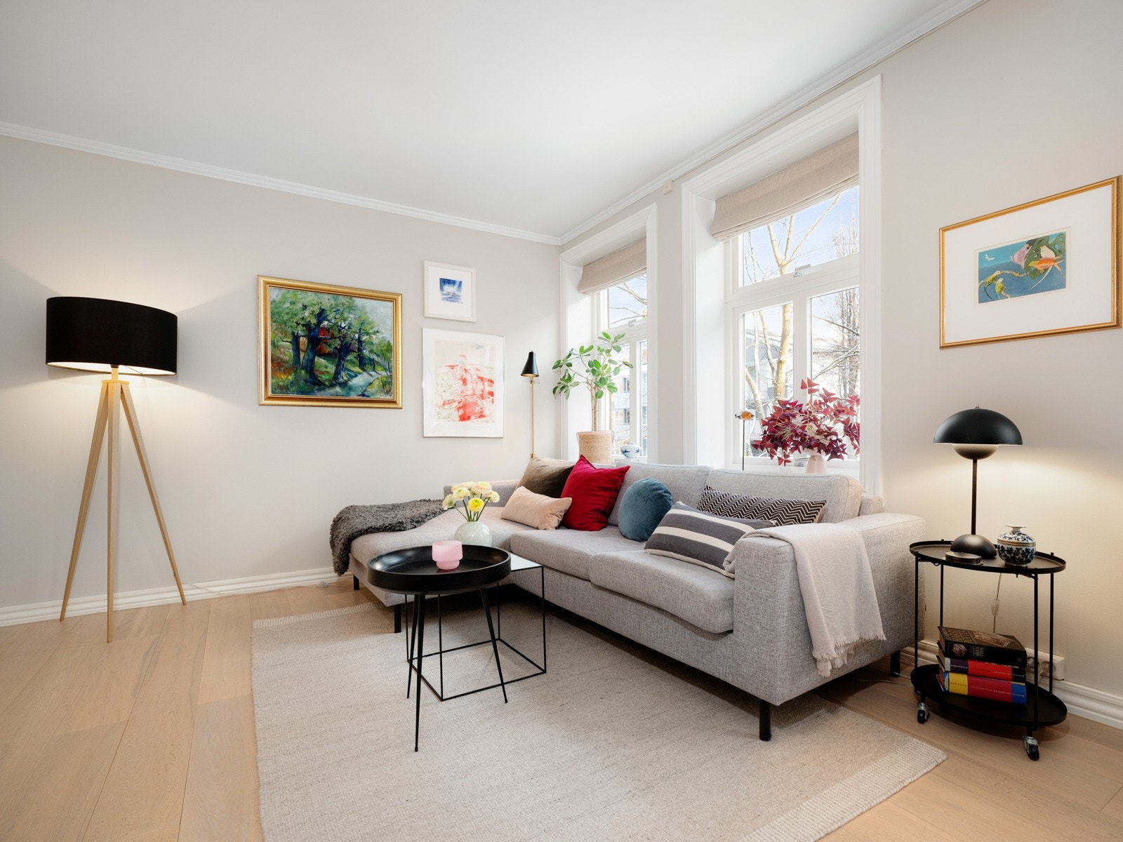 Leiligheten har en rolig og tilbaketrukket beliggenhet i indre bakgård.Leiligheten er gjennomgående og har dermed vinduer med lys fra to sider av bygget. Galleribilde