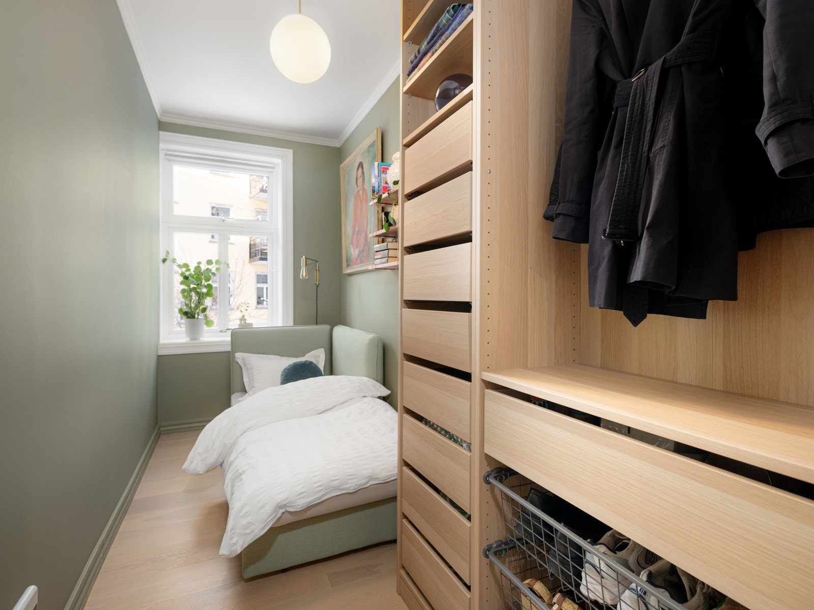 Soverommet har plass til seng og garderobeløsning Galleribilde
