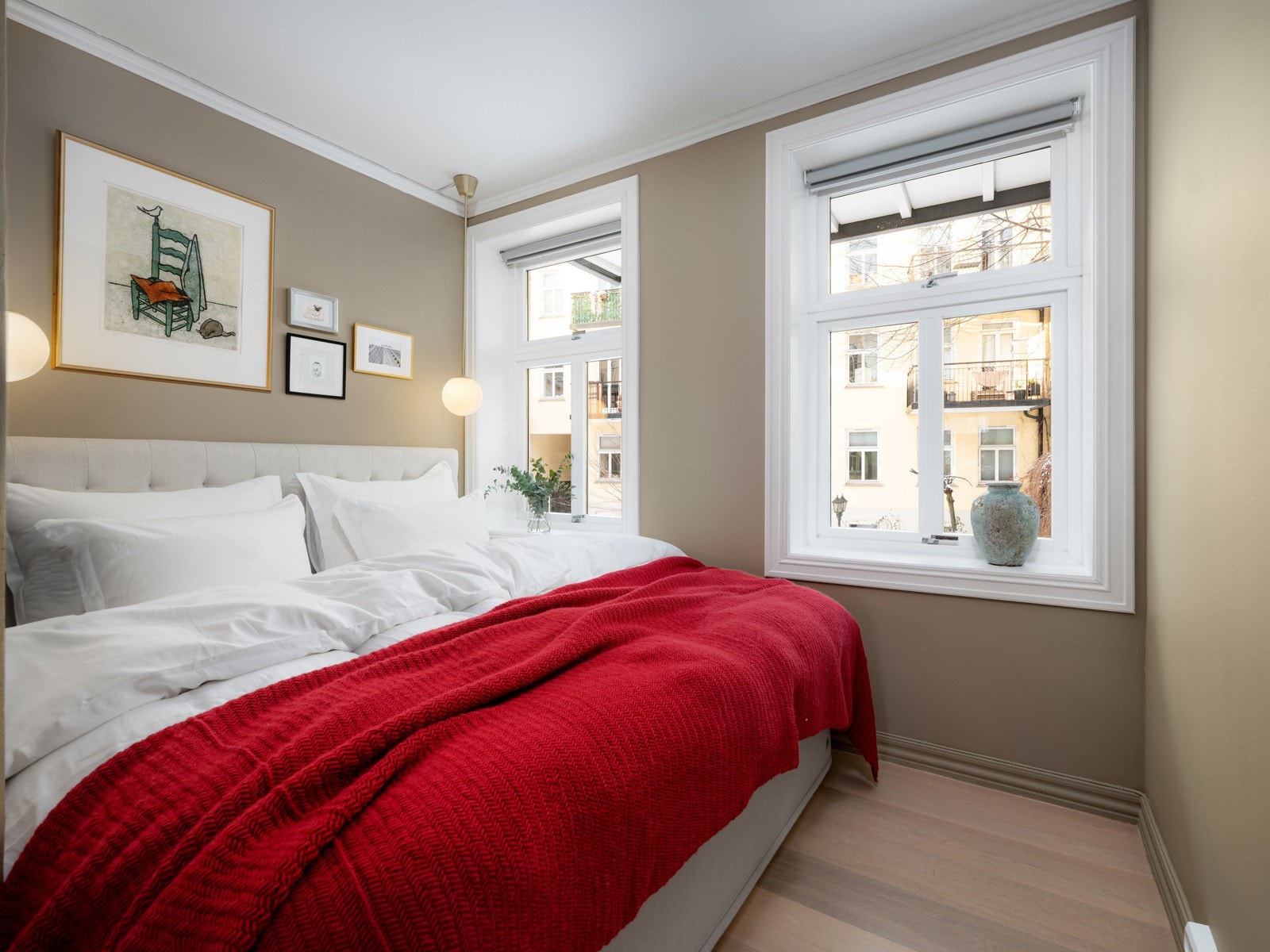 Hovedsoverommet er behagelig tilbaketrukket og vender ut mot rolig bakgård. Galleribilde