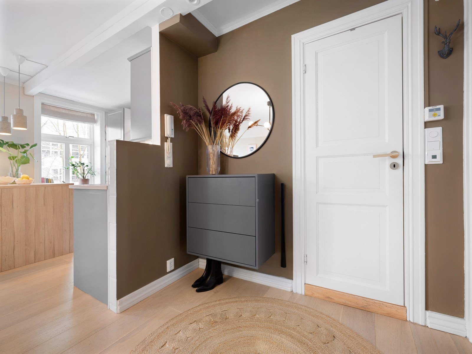 Godt førsteinntrykk! Du ønskes velkommen av en lys og innbydende entrè hvor yttertøyet enkelt kan henges av og sko plasseres i skoskap. Galleribilde