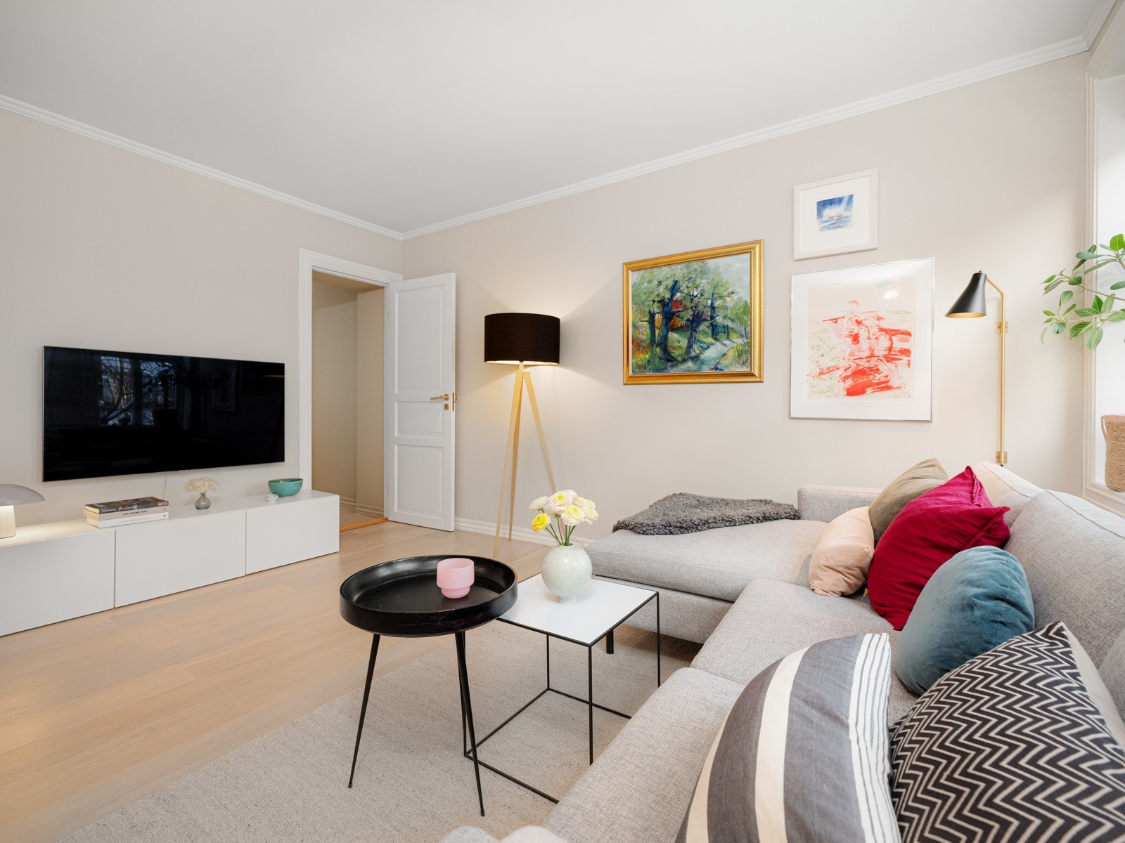 I stuen har du rikelig med plass til en stor sofagruppe. Takhøyde på 2,50m. Galleribilde