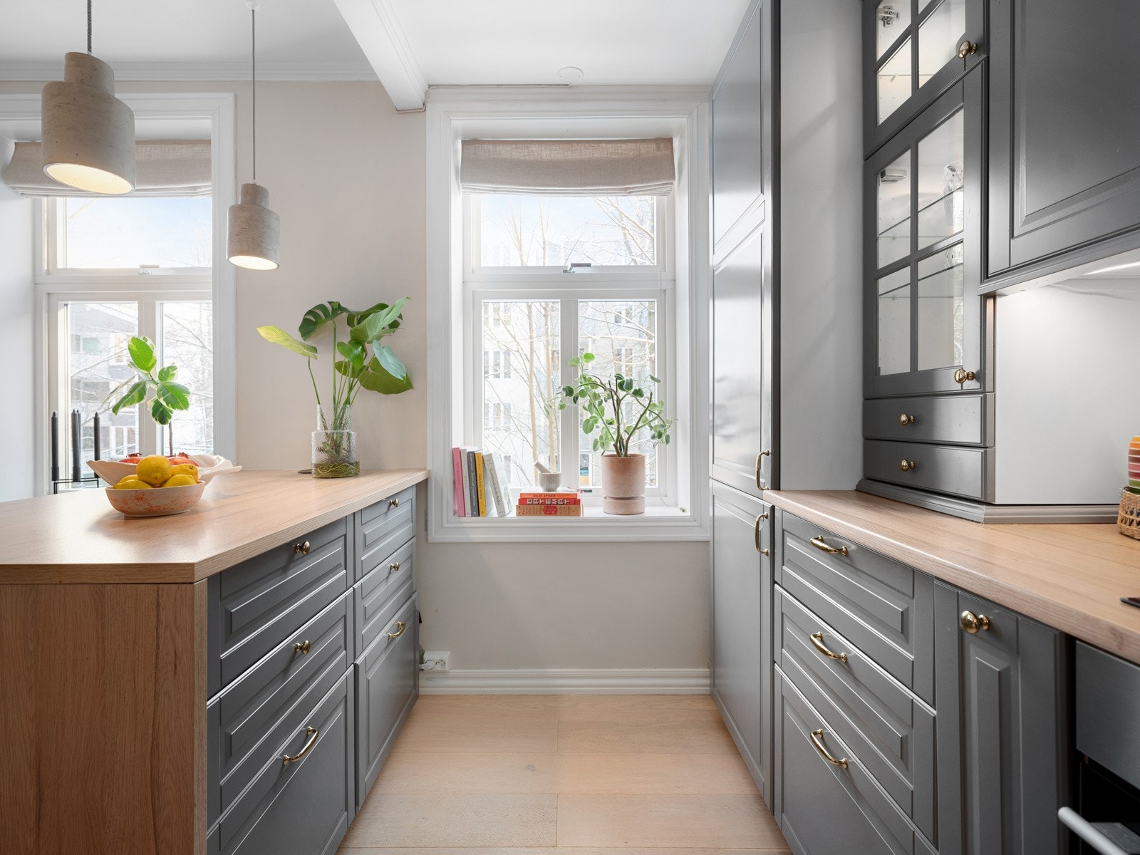 Store vinduer og beliggenheten gir masse fint lys. Galleribilde