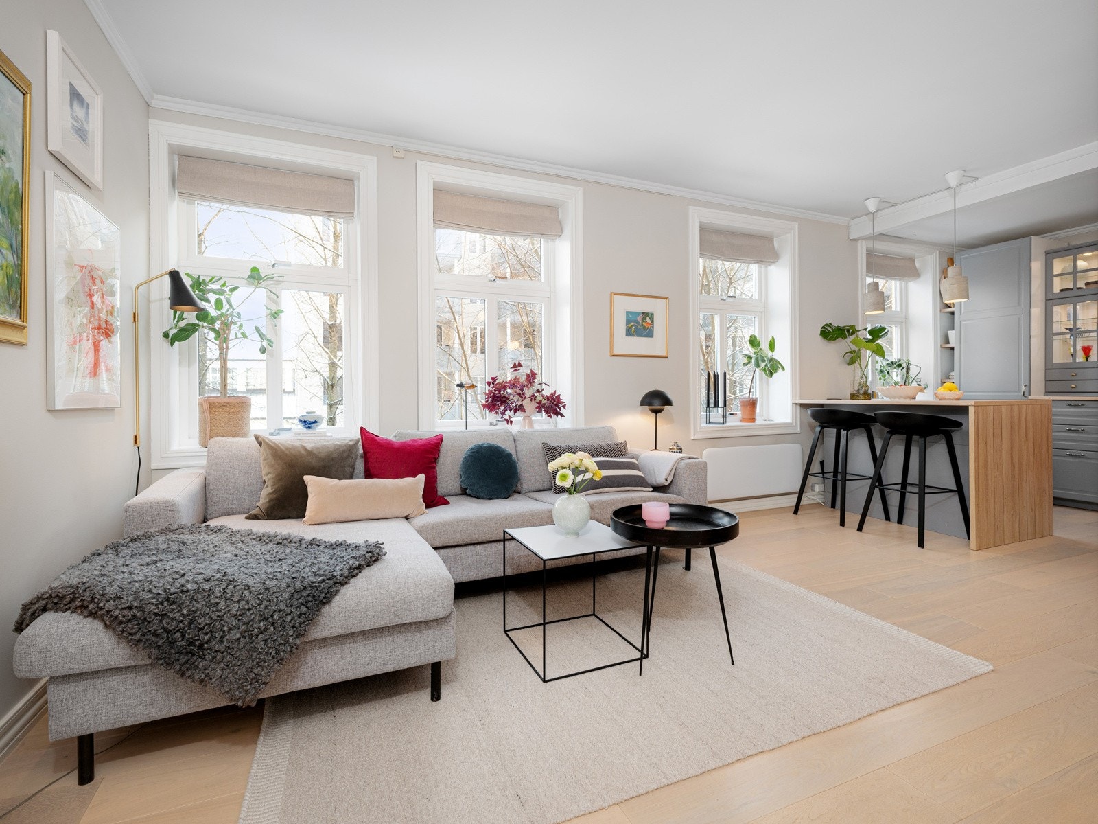 Den åpne stue- og kjøkkenløsningen gjør dette til et sosialt rom å være i. Galleribilde