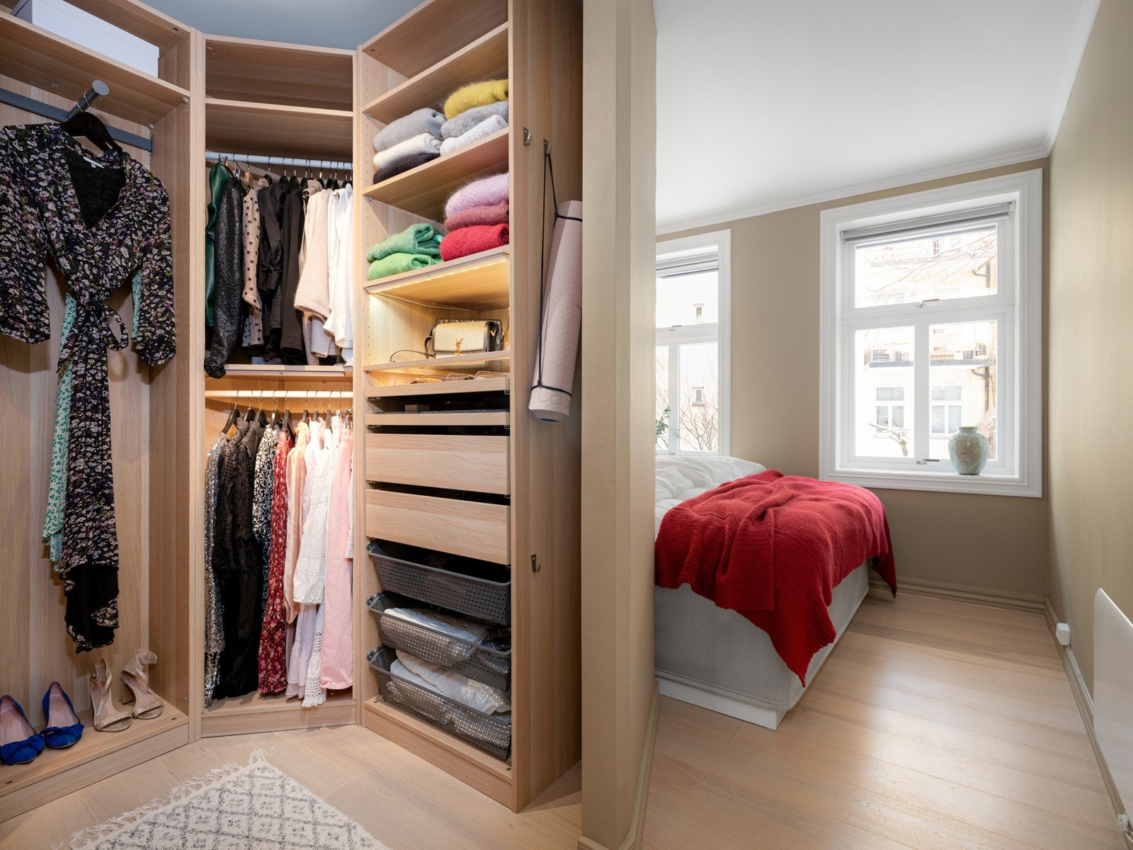 Praktisk og romslig walk-in garderobe gir et ryddig inntrykk. Galleribilde