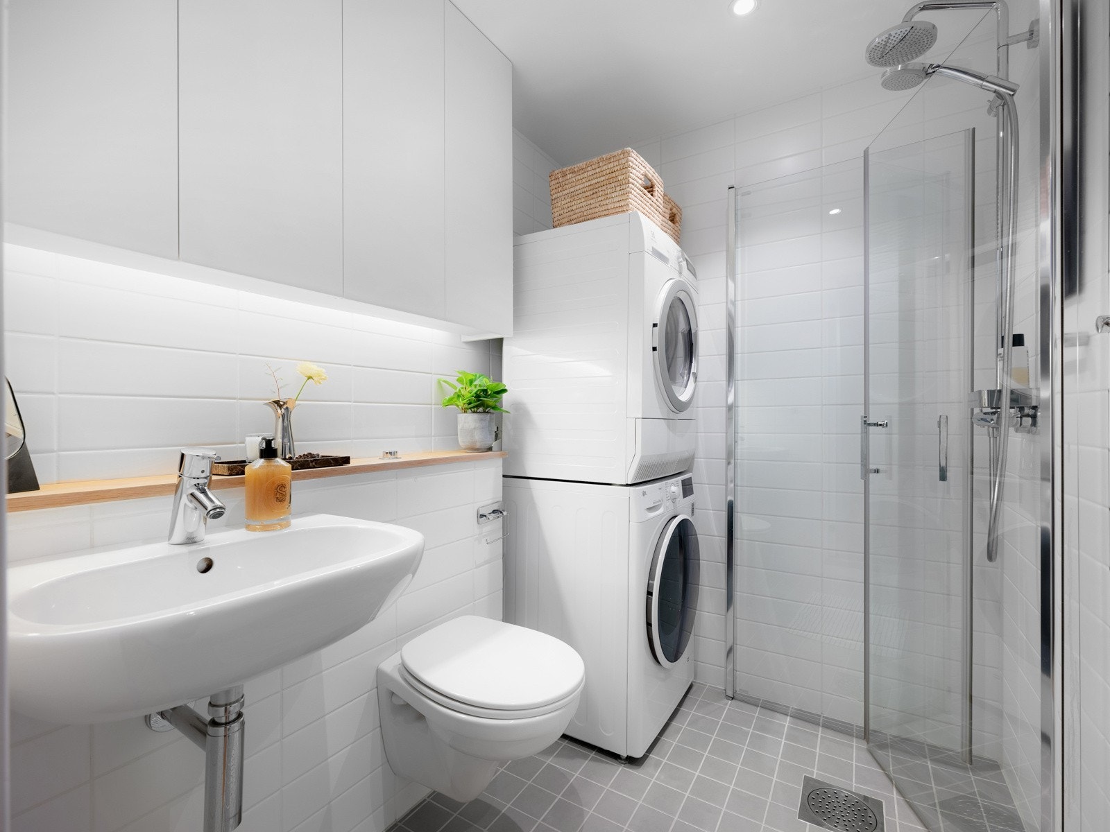 Badet ble rehabilitert i 2013 med bl.a nytt plast gulvsluk med klemring for foliemembran. Det er innredet med fliser på gulv og vegger. Galleribilde