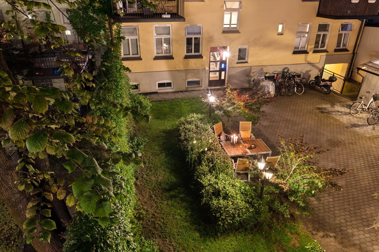 For lek eller sosialt er det bare å slå seg ned på varme vår- og sommerkvelder sammen med hyggelige naboer! Galleribilde