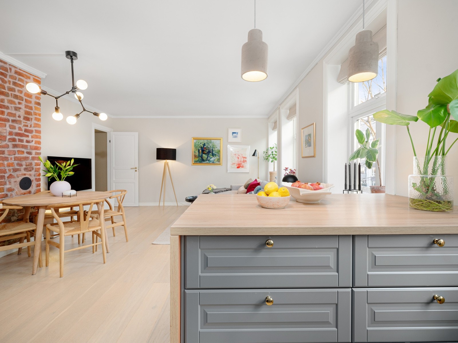 Hele leiligheten er i dag tilrettelagt for sosiale samlinger. Galleribilde