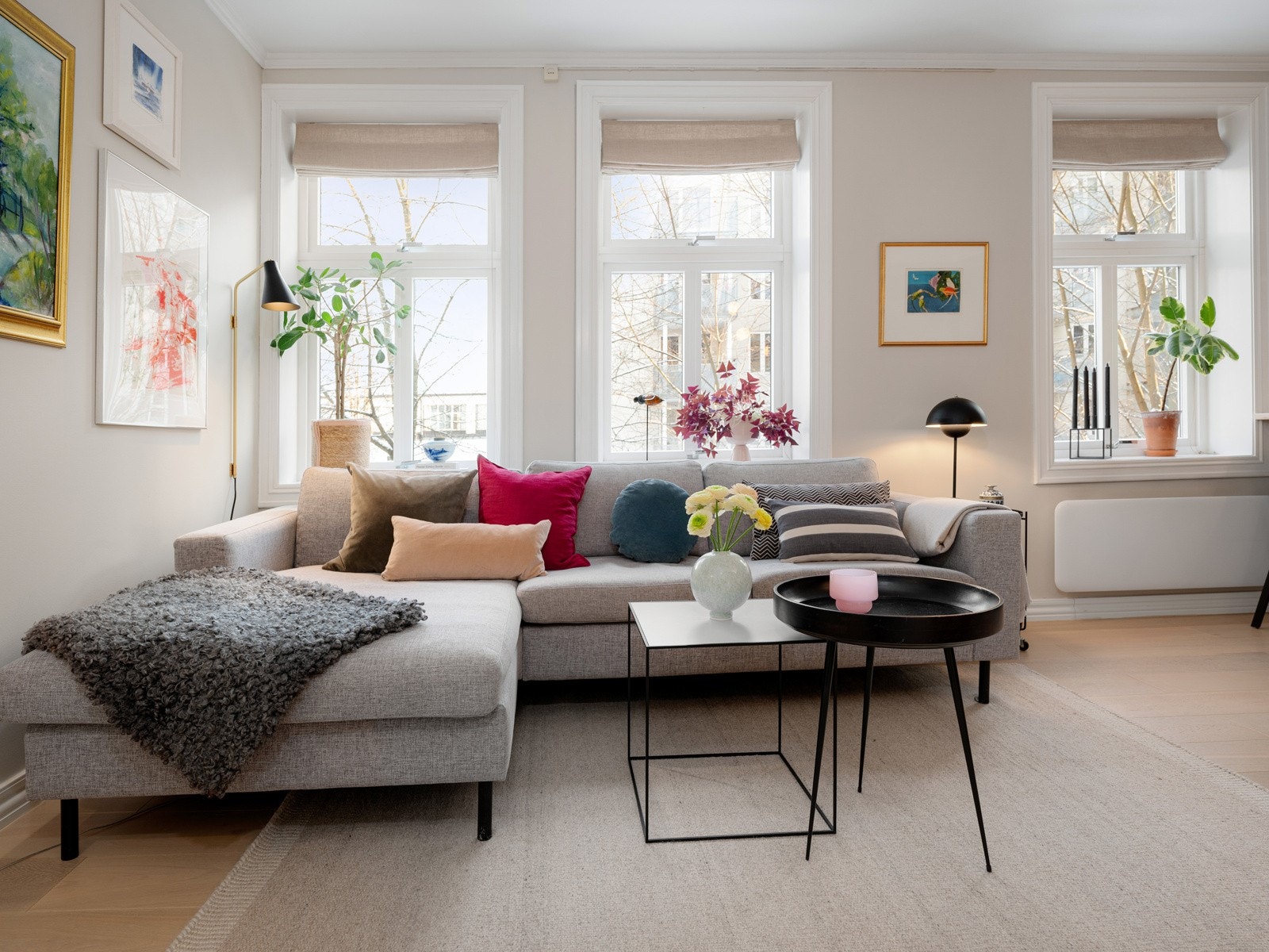 Legg merke til det flotte lyset som flommer inn fra de store vinduene. Her får du alle årstider rett inn i stua. Når bjørketrærne er i full blomst blir stemningen i rommet magisk. Galleribilde