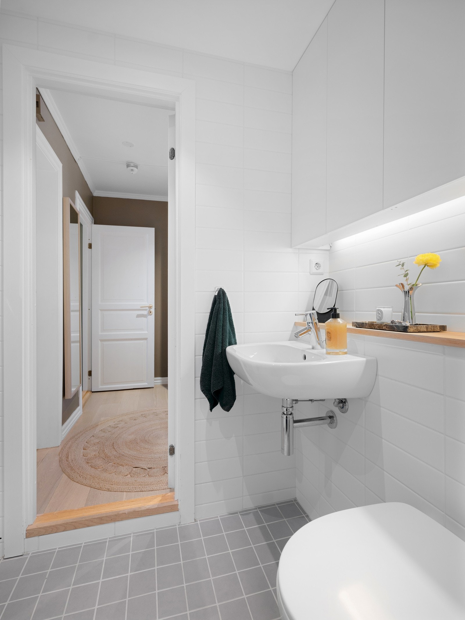 Det er god oppbevaringsplass i det vegghengte skapet. Opplegg for vaskemaskin og tørketrommel. Galleribilde