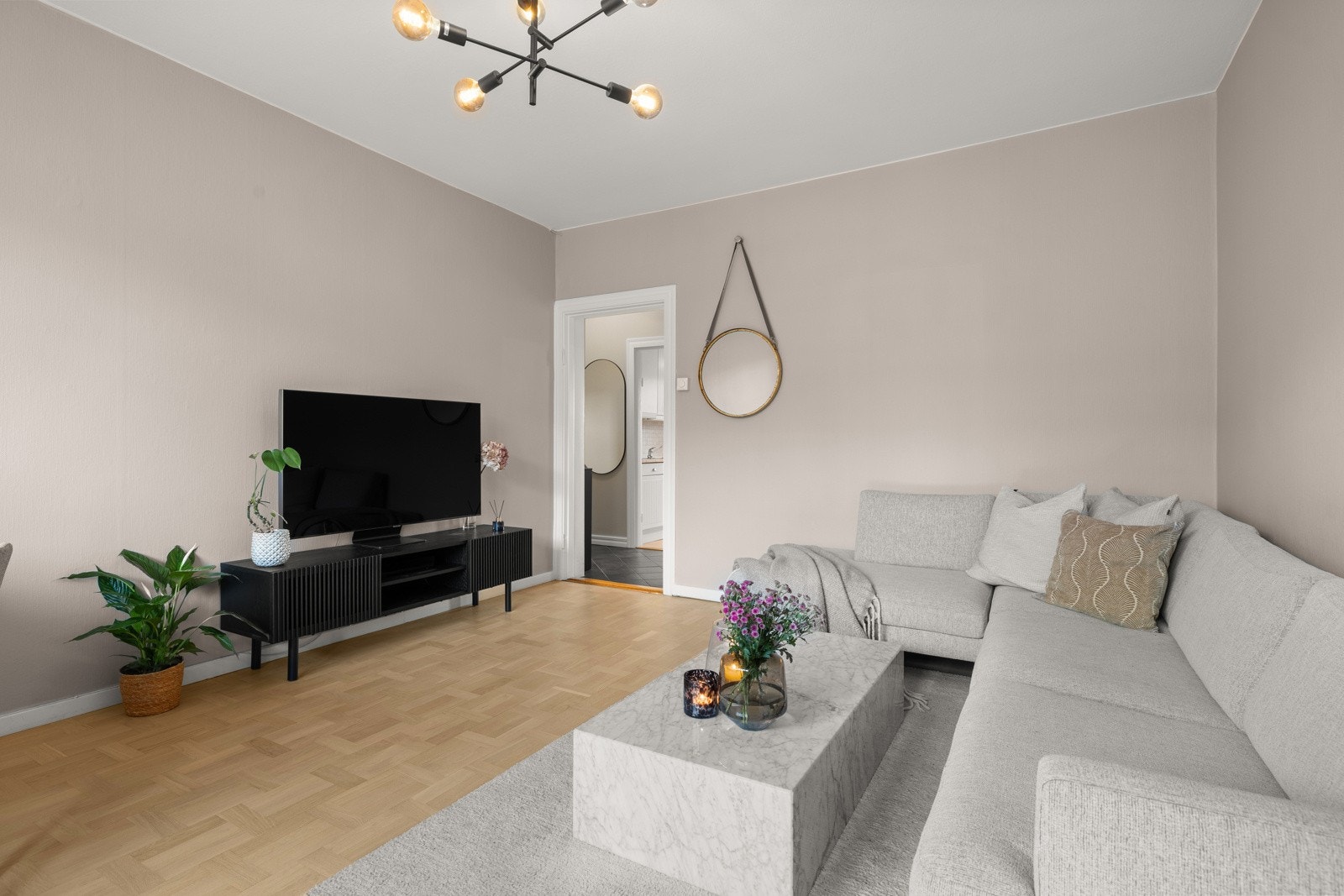 Fin eikeparkett i stue, som ble slipt og overflatebehandlet i 2022. Galleribilde