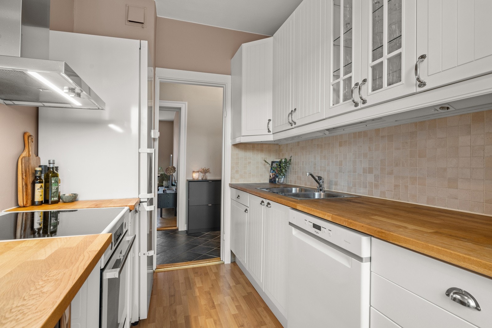 Benkeplater i heltre eik som er slipt og oljet i januar 2025. Galleribilde