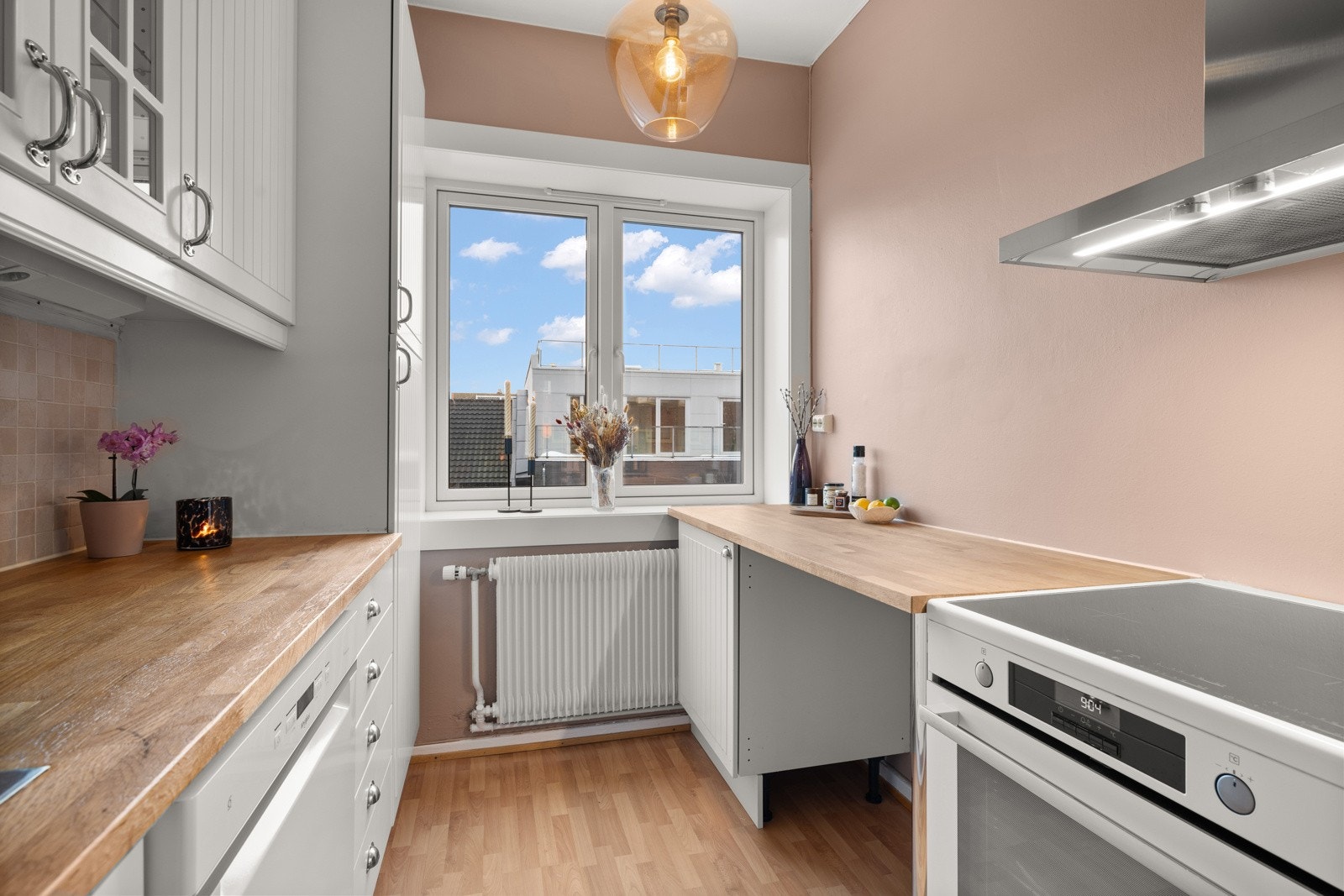 Fra kjøkkenvinduet er det også hyggelig utsyn mot borettslagets grønne fellesområder. Galleribilde