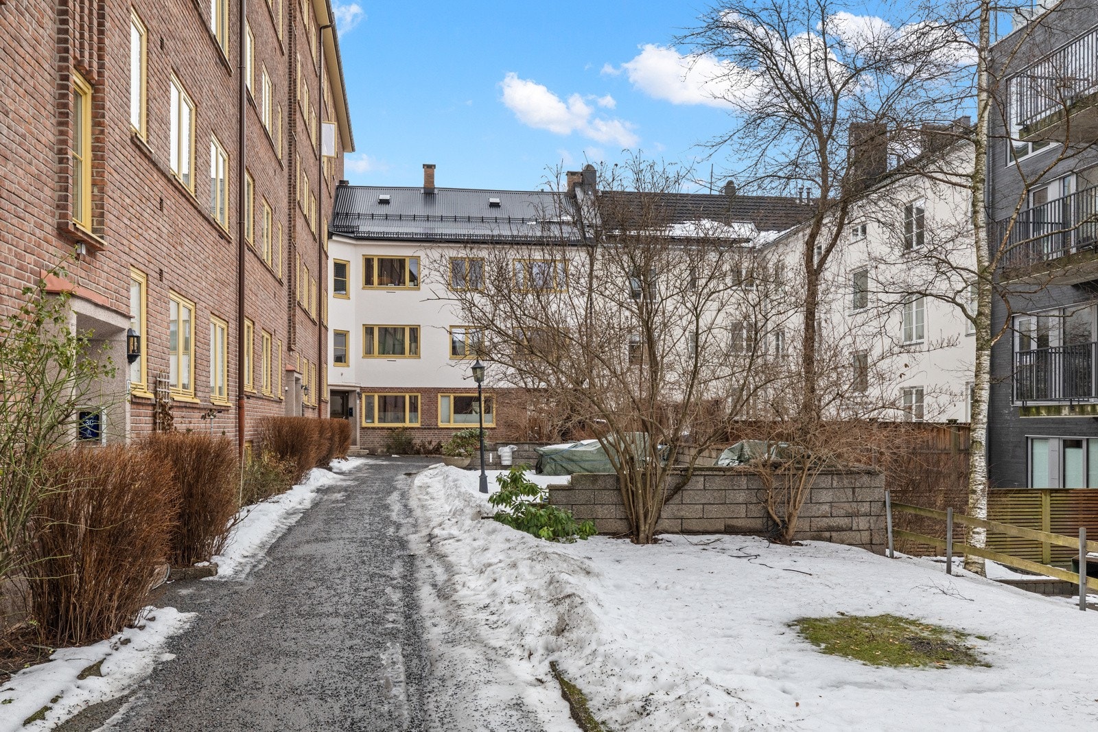 Borettslaget har pent, opparbeidede grøntarealer og sittegrupper. Galleribilde