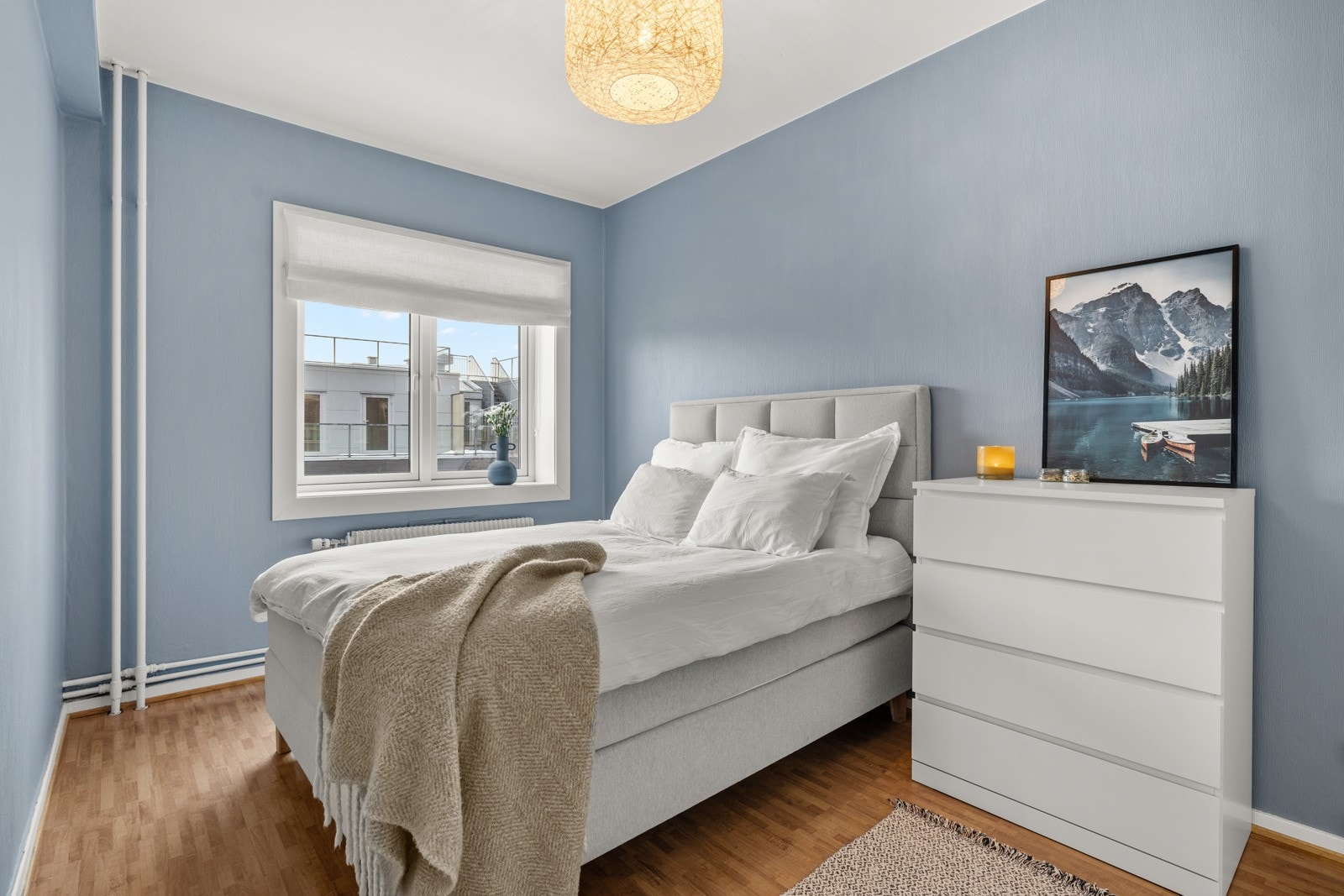 Leiligheten har et svært romslig soverom, hvor det er rikelig med plass til dobbeltseng og tilhørende nattbord. Galleribilde