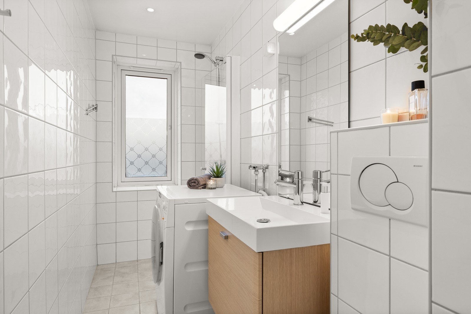 I gulvene er det lune varmekabler og det er downlights i tak for god belysning. Varmtvann er inkludert i felleskostnadene. Galleribilde