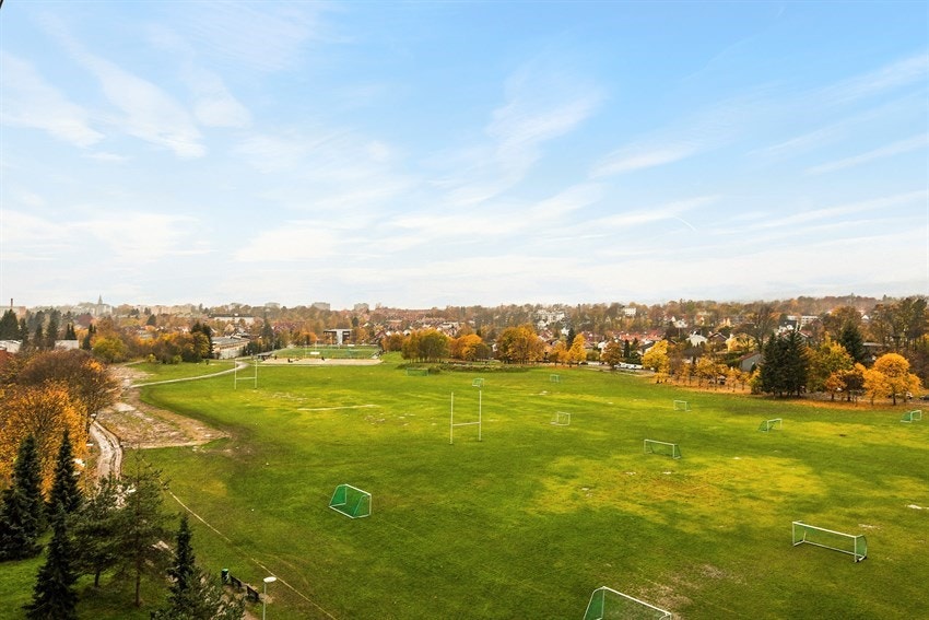 Voldsløkka ligger i kort avstand fra leiligheten. Her er det fotball- og volleyballbaner, i tillegg til store grøntområder. Galleribilde