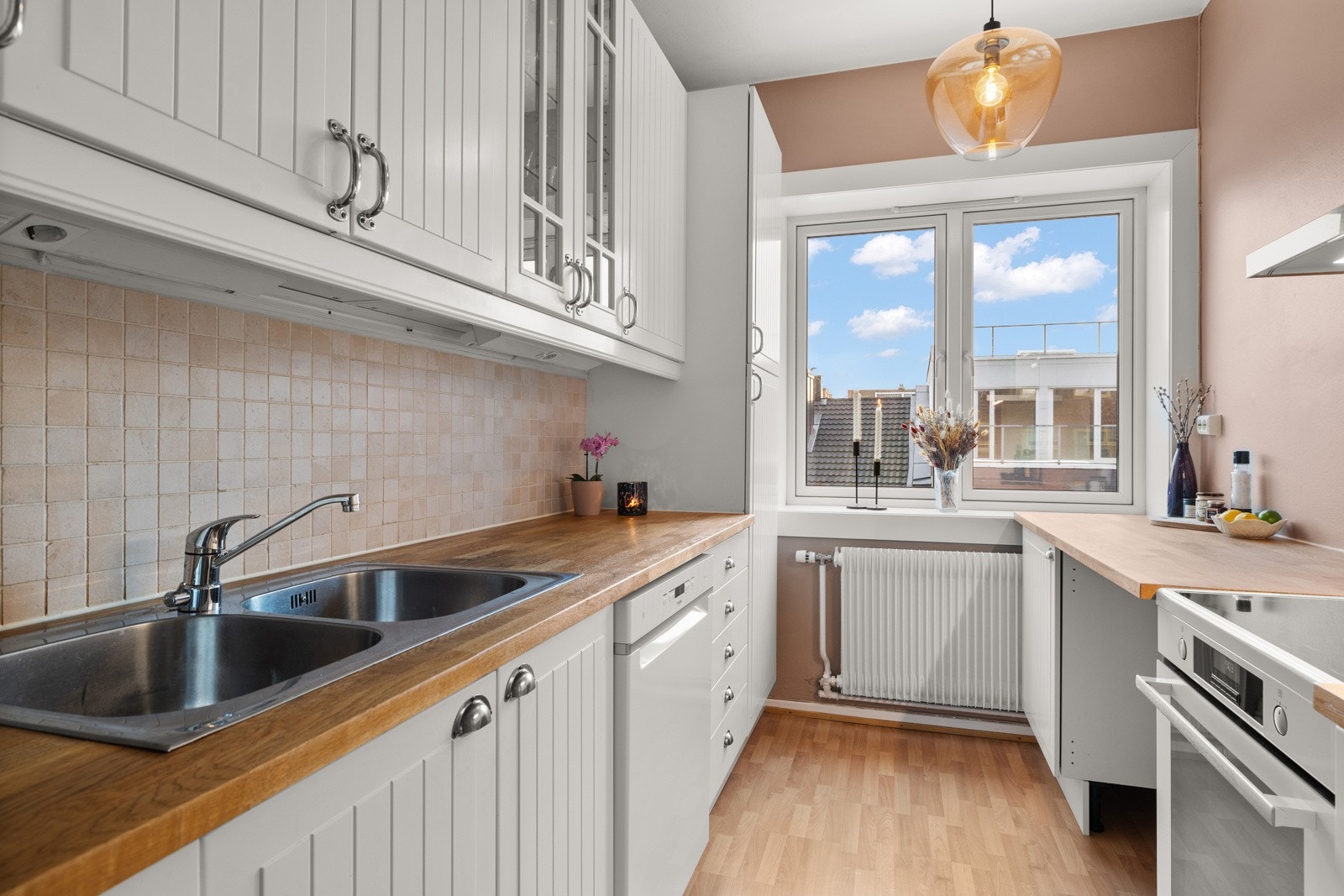 Romslig, separat kjøkken med mye arbeidsplass. Galleribilde