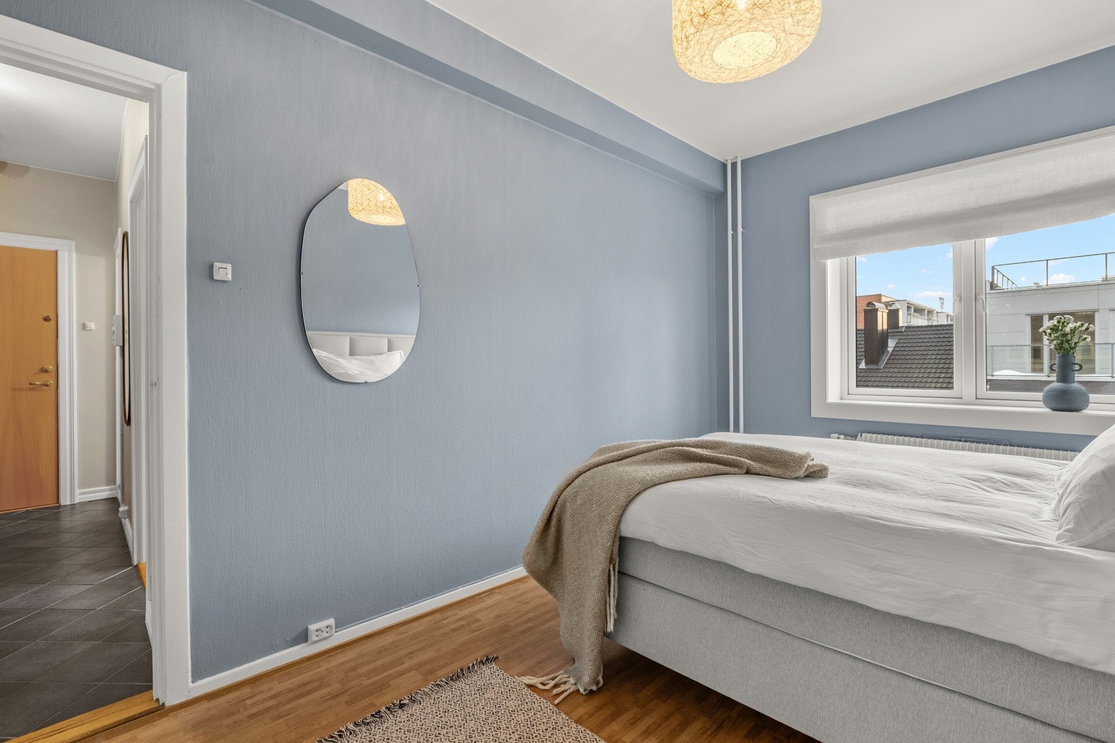 Soverommet ligger vendt mot den rolige bakgården, og det er hyggelig utsyn mot borettslagets grønne fellesområder. Galleribilde