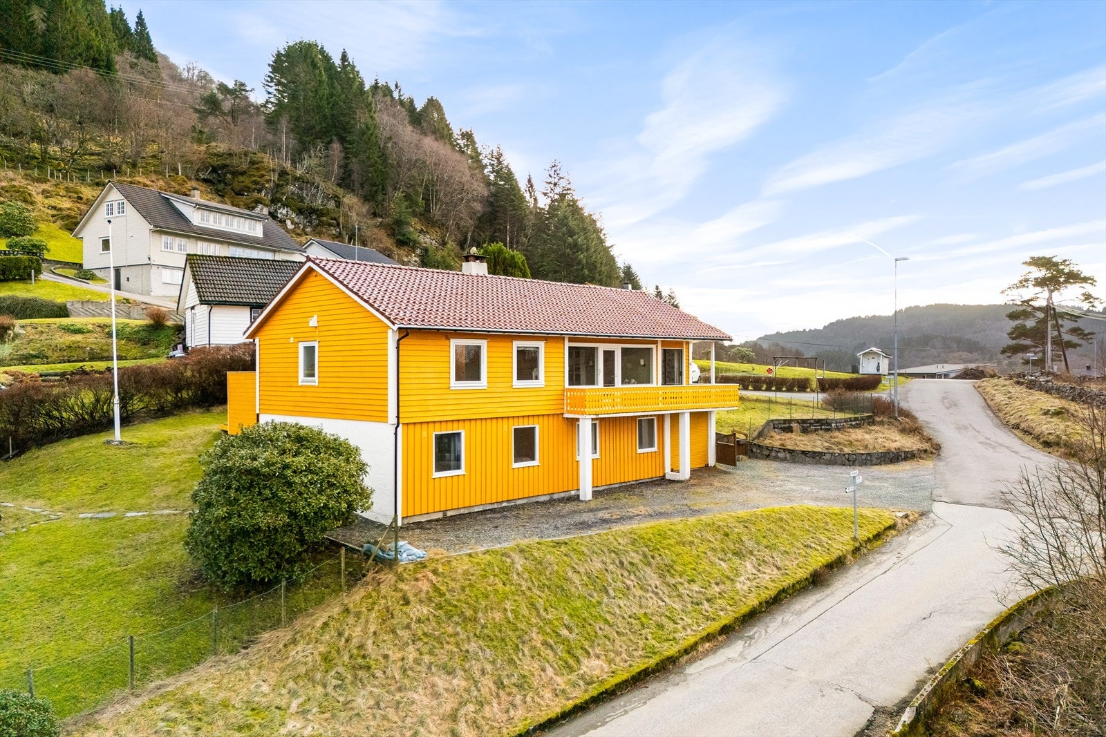 Eiendommen har en fin beliggenhet i et etablert og barnevennlig boligområde. Galleribilde