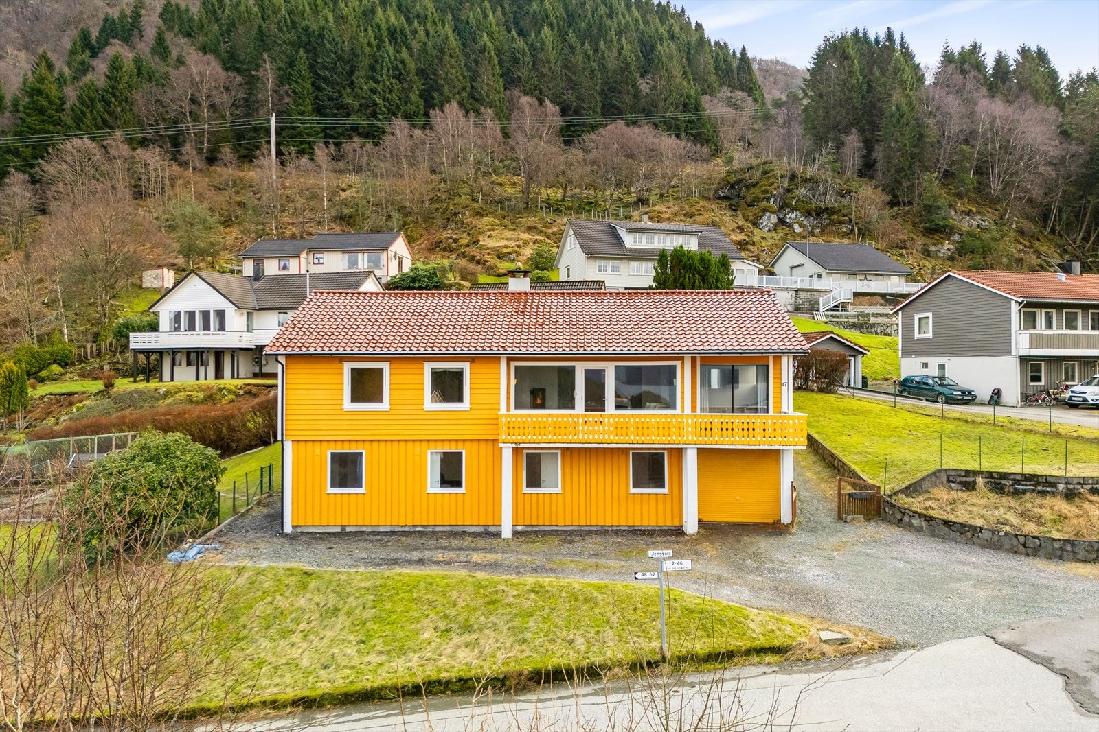 Det er god plass til parkering på tomten, i tillegg til garasje. Galleribilde