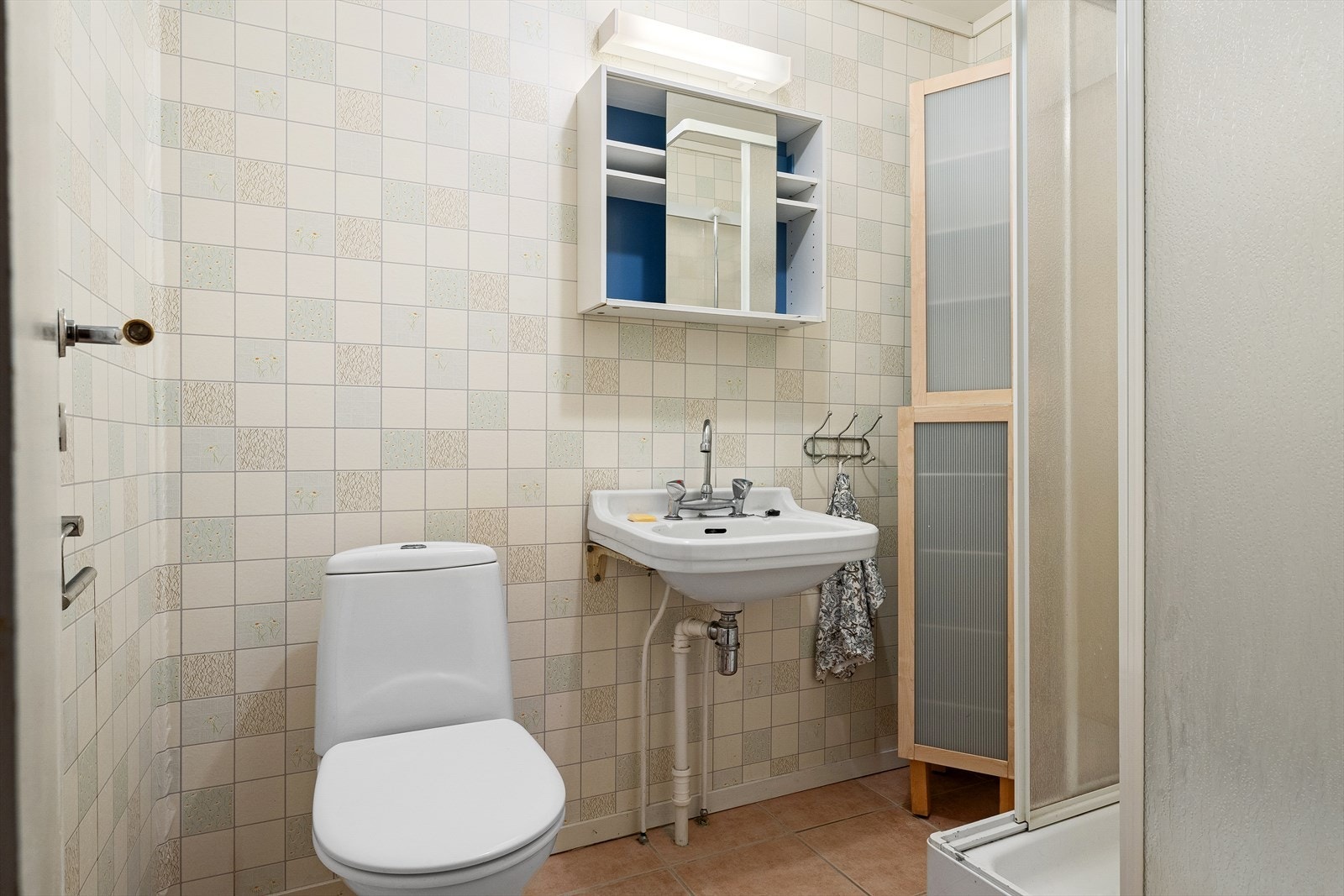 Eldre bad i underetasje. Takstmann påpeker at badet må oppgraderes for å tåle normal bruk etter dagens krav. Galleribilde