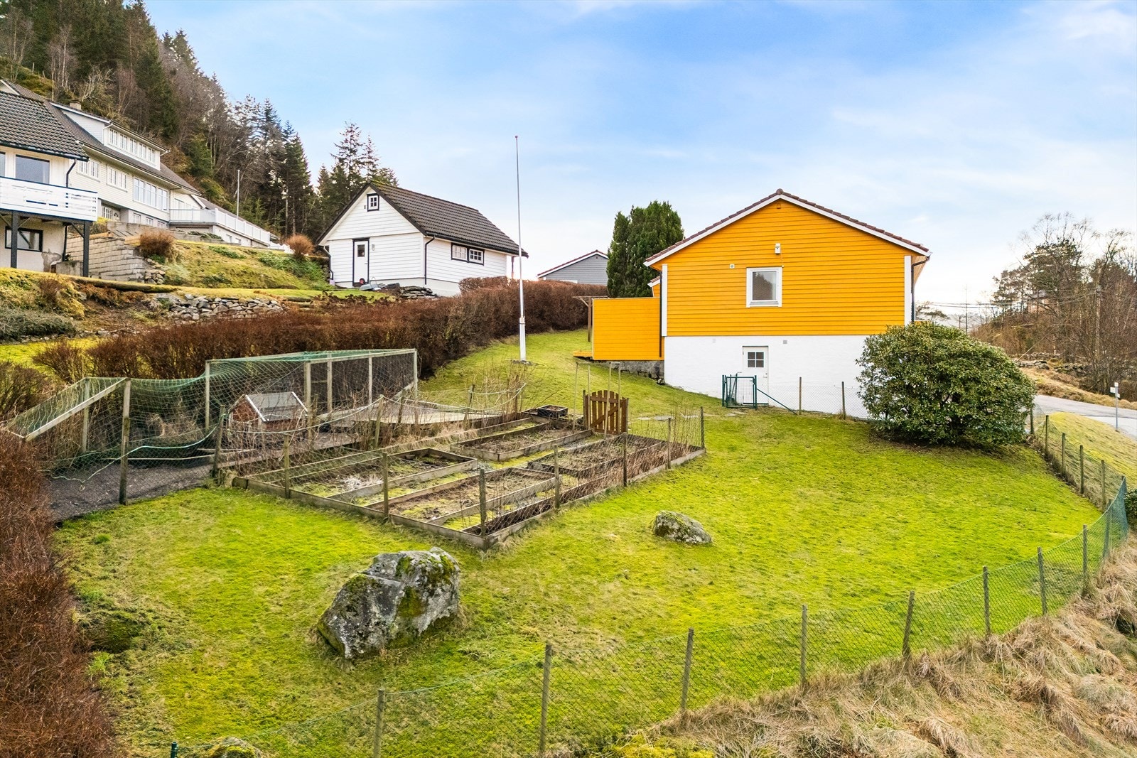 Fra boligen er det kort vei til skoler, barnehage, dagligvare og bussholdeplass. Galleribilde