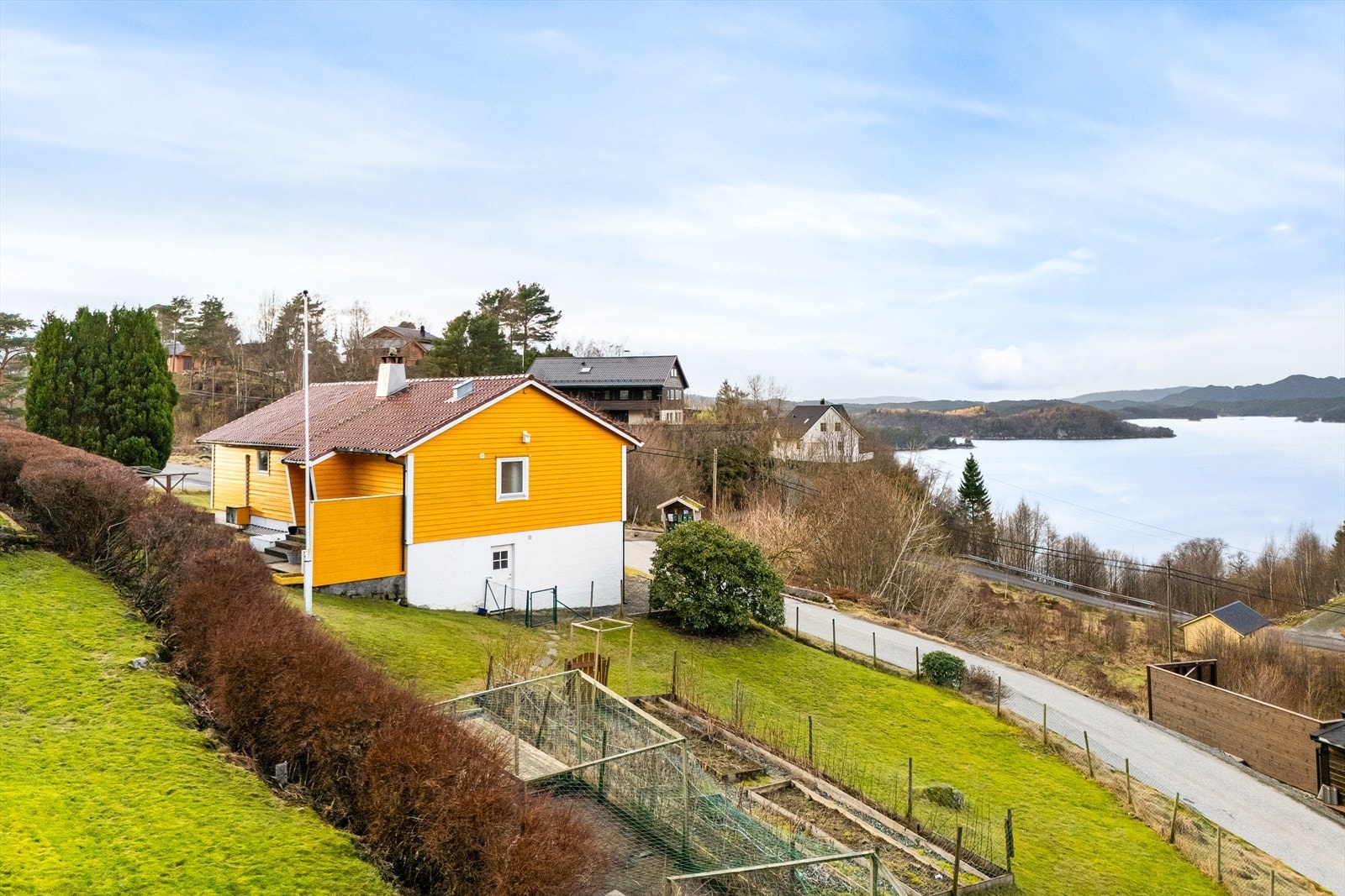 Eiendommen ligger nydelig til med fantastisk sjøutsikt! Galleribilde