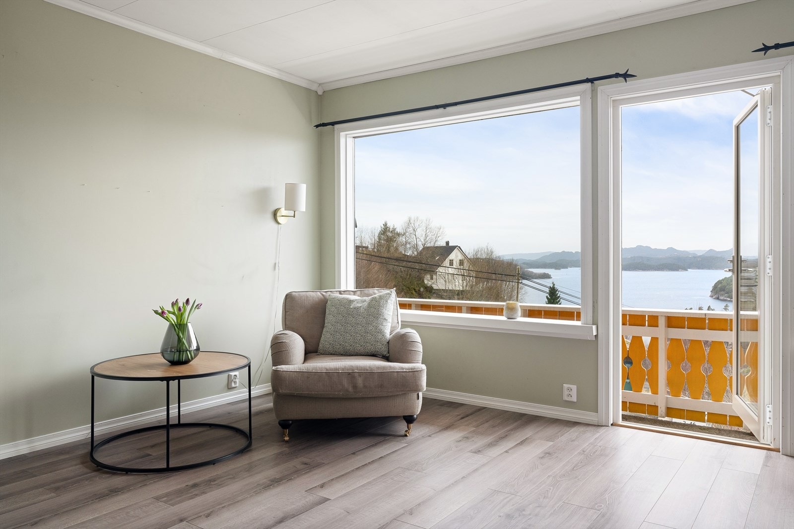 Fra stuen er det utgang til overbygget terrasse på ca. 14 m². Galleribilde